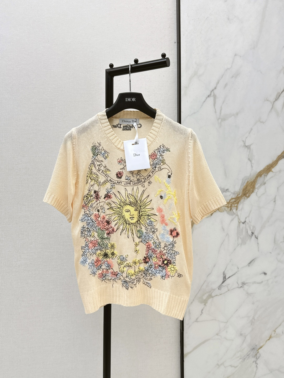 NO:796621,CD 26Ss————The latest spring and summer short-sleeved sweater with beautiful white flower pattern. Imported cotton blended yarn is of excellent quality. Swiss machine-made full-width heavy-duty multi-color positioning embroidery craft flower series is super beautiful. White and rich beauty is a must-have. Luxurious high-end items. Classic and versatile version with elegant temperament and age-reducing girlish style. It looks good with gauze skirts and jeans. Two colors are available in stock sml,,skirts,jeans,sweaters,T-shirt,19860909CD 26Ss————春夏最新款封神绝美白花图案短袖毛衣 进口棉混纺纱线质量超赞 瑞士机满幅重工多色定位刺绣工艺花系列超美 白富美必入 奢华高级单品 经典百搭版型气质优雅减龄少女风 搭配纱裙牛仔裤都好看 两色现货发售sml,,skirts,jeans,sweaters,T-shirt,,Women's clothing