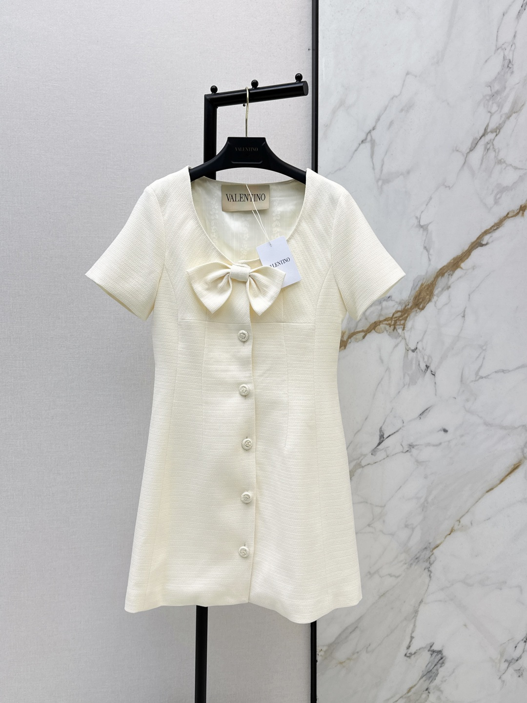 NO:796619,VLTN 26Ss————The latest bow-decorated short-sleeved dress for spring and summer. Elegant and elegant design. It is OK for daily OL. A fashionable dress with unique charm. One color ready for sale sml, skirts, T-shirt,19860909VLTN 26Ss————春夏最新款蝴蝶结装饰短袖连衣裙优雅气质设计 日常OL都OK 一款具有独特魅力的时尚连衣裙 一色现货发售sml,,skirts,T-shirt,,Women's clothing