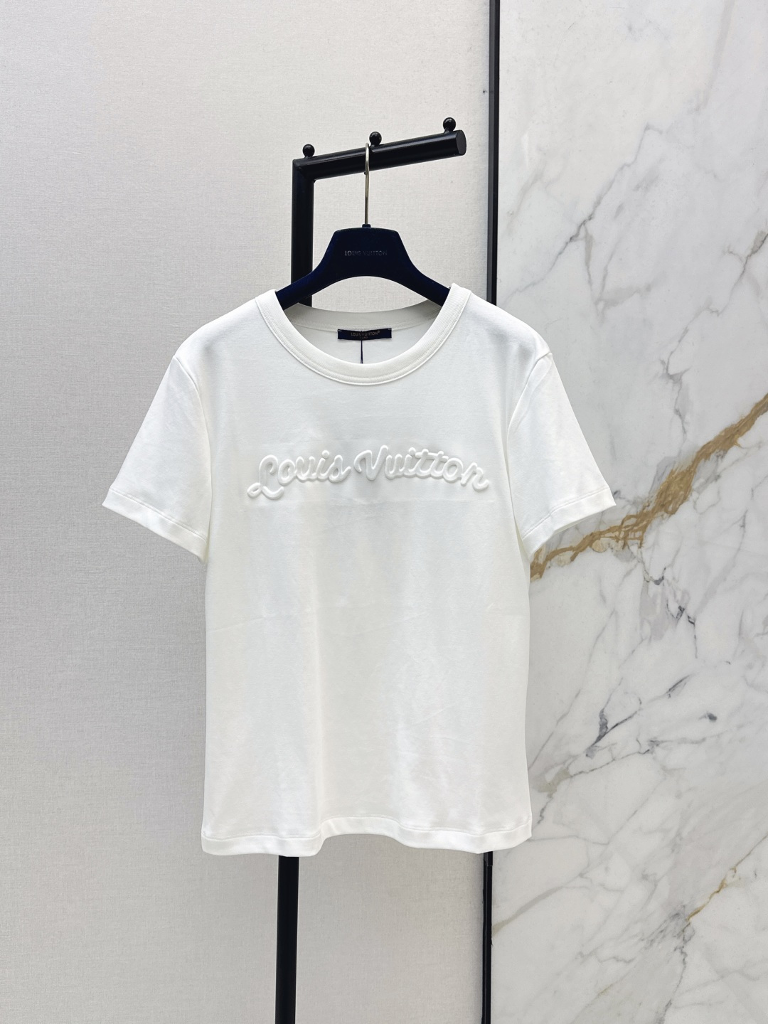 NO:796630,L family 26Ss——————The latest white T-shirt with three-dimensional embossed letters in spring and summer. It has a high density and feels super good. It is a really hard-working one. The details are perfect. The regular version is not picky at all. It is simple and generous on the upper body. It instantly enhances the temperament. One color ready for sale, sml, louis vuitton, tees, t-shirt,19860909L家 26Ss—————春夏最新款立体压花字母白色T恤 密度很高手感超好 真的费劲心血的一款 细节完美 常规版型 上身完全不挑人简单大方 瞬间提升气质 一色现货发售sml,,louis vuitton,tees，t-shirt,,Women's clothing