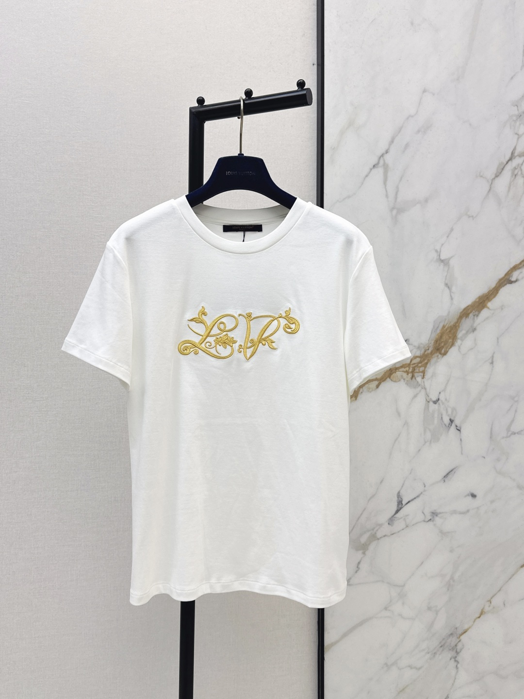 NO:796628,L Family 26Ss————The latest spring and summer white T-shirt with letter embroidery decoration. It is very dense and feels super good. It is a really hard-working one. The details are perfect. The regular version is not picky at all. It is simple and generous on the upper body. It instantly enhances the temperament. One color ready for sale. SML, Louis Vuitton, Tees, T-shirt,19860909L家 26Ss—————春夏最新款字母刺绣装饰白色T恤 密度很高手感超好 真的费劲心血的一款 细节完美 常规版型 上身完全不挑人简单大方 瞬间提升气质 一色现货发售sml,,louis vuitton,tees，t-shirt,,Women's clothing