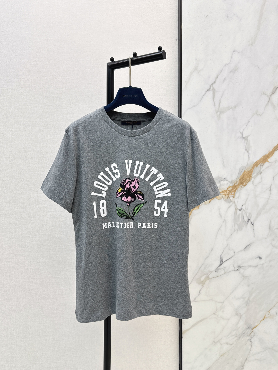 NO:796626,L Family 26Ss——————The latest letter-printed decorative T-shirt for spring and summer. The density is very high and the feel is super good. It is really a hard-working one. The details are perfect. The regular version is not picky at all. It is simple and generous on the upper body. It instantly enhances the temperament. One color ready for sale. SML, Louis Vuitton, Tees, T-shirt,19860909L家 26Ss—————春夏最新款字母印花装饰T恤 密度很高手感超好 真的费劲心血的一款 细节完美 常规版型 上身完全不挑人简单大方 瞬间提升气质 一色现货发售sml,,louis vuitton,tees，t-shirt,,Women's clothing