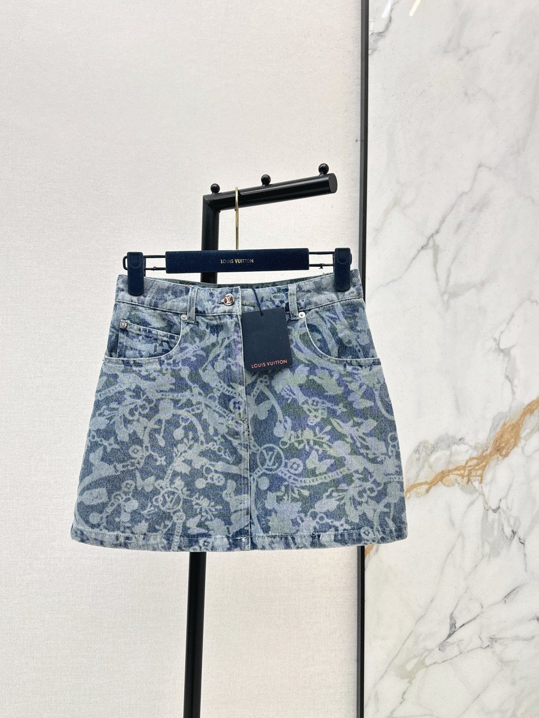 NO:796624,L Family 26Ss————The latest retro denim MONOGRAM laser chain flower denim skirt for spring and summer. Classic, fashionable and high-end. Original customized denim denim fabric. The classic shape design is versatile and does not pick up the upper body. It is highly recommended for casual temperament. Customized leather brand hardware accessories. One color ready for sale smlxl,, louis vuitton, skirts,19860909L家 26Ss————春夏最新款复古丹宁MONOGRAM激光链条花牛仔半裙 经典时髦又高级 原版定制丹宁牛仔面料 经典版形设计百搭不挑人上身巨显瘦 强烈推荐休闲气质单品 定制皮牌五金配件 一色现货发售smlxl,,louis vuitton,skirts,,Women's clothing