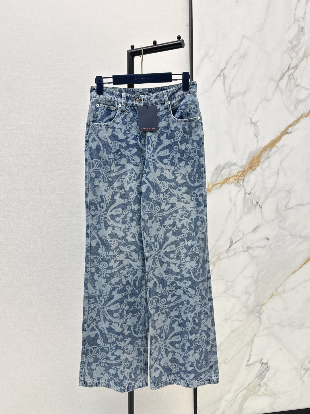 NO:796622,L Family 26Ss————The latest retro denim MONOGRAM laser chain flower jeans for spring and summer are classic, fashionable and high-end. Original customized denim denim fabric. Classic mid-high waist straight-leg trousers designed to be versatile and not flattering on the upper body. Highly recommended for casual temperament. Customized leather brand hardware accessories. One color ready for sale smlxl,, louis vuitton, jeans,19860909L家 26Ss————春夏最新款复古丹宁MONOGRAM激光链条花牛仔裤经典时髦又高级 原版定制丹宁牛仔面料 经典中高腰直筒裤型设计百搭不挑人上身巨显瘦 强烈推荐休闲气质单品 定制皮牌五金配件 一色现货发售smlxl,,louis vuitton,jeans,,Women's clothing