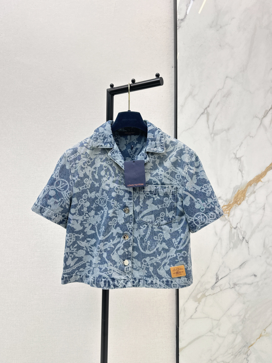 NO:796620,L Family 26Ss————The latest retro denim MONOGRAM laser chain flower denim short-sleeved small jacket in spring and summer is fashionable and high-end. The original customized denim denim fabric is versatile and does not pick up the upper body. It is highly recommended for casual temperament. Customized leather brand hardware accessories. One color ready for sale smlxl, louis vuitton, jackets & coats, T-shirt,19860909L家 26Ss————春夏最新款复古丹宁MONOGRAM激光链条花牛仔短袖小外套气质小短款时髦又高级 原版定制丹宁牛仔面料 百搭不挑人上身巨显瘦 强烈推荐休闲气质单品 定制皮牌五金配件 一色现货发售smlxl,,louis vuitton,jackets & coats,T-shirt,,Women's clothing