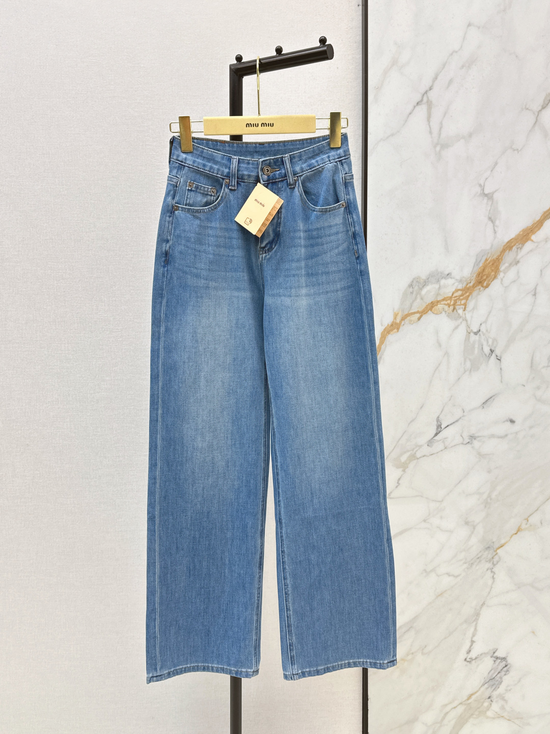NO:796613,Miu 26Ss————The latest straight-leg jeans for early spring. The whole piece is three-dimensional. It is all-round and exquisite to be worn by celebrities. The upper body is super covered and the legs are slim. It is a great item to match. It is simple. It can be worn with a refreshing and fashionable sense of high-end. It is elegant and fashionable in daily life. It is versatile. The color is very beautiful. The fabric is high-end and texture. A must-have for dates and shopping. One color ready for sale smlxlxxl,,miumiu,jeans,19860909Miu 26Ss————早春最新款直筒牛仔裤 整件立体剪裁 全方位精致做明星穿搭 上身超级遮肉显瘦 超拉腿部比例 巨好搭配的单品 简简单单 穿出清爽时髦的高级感 日常优雅又时髦巨百搭 颜色很好看 面料高级又有质感 约会逛街必备 一色现货发售smlxlxxl,,miumiu,jeans,,Women's clothing