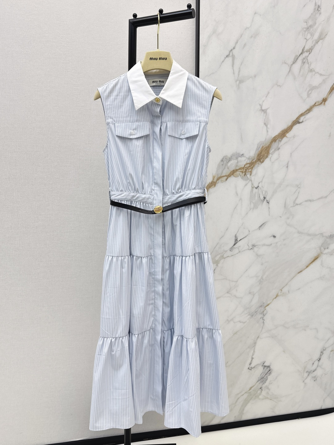 NO:796610,Miu 26Ss————The latest spring and summer contrasting color lapel long dress, classic design. The upper body is exquisite and capable. It can be matched easily. The customized imported fabrics are crisp and stylish. Full of high-end sense. The texture is full of fashion trends. One color ready for sale sml,,miumiu,skirts,19860909Miu 26Ss————春夏最新款撞色翻领长款连衣裙经典款设计 上身精致又干练得体 搭配起来随心应手 定制的进口面料挺括有型 满满的高级感 质感十足时尚潮流 一色现货发售sml,,miumiu,skirts,,Women's clothing