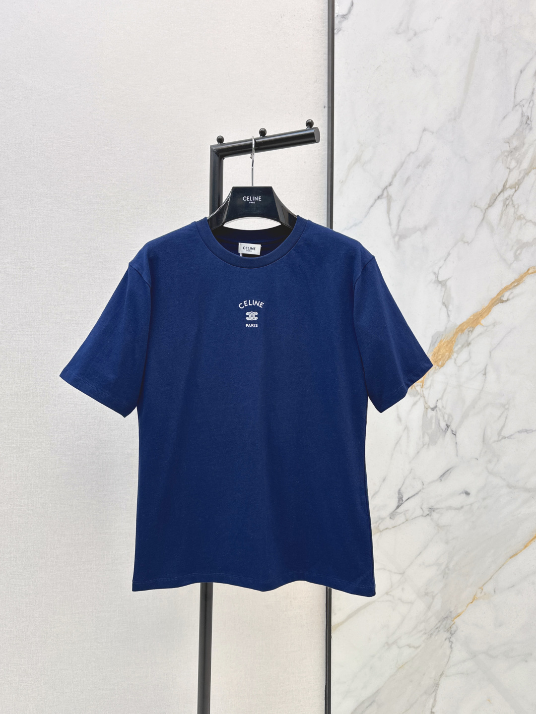 NO:796607,Ce 26Ss————The latest spring and summer classic letter T-shirt with round neck and loose fit. The C letter and the Arc de Triomphe logo embroidered on the chest give it a sense of sophistication without deliberately showing off. The stitching is so neat that even obsessive-compulsive disorder is satisfied. The upper body is not picky but still hides the flesh. It can be worn alone or layered. Two colors are available in stock, sml, tees, t-shirt,19860909Ce 26Ss————春夏最新款经典字母T恤圆领+宽松版型 胸口刺绣的C字母与凯旋门标识 是不用刻意张扬的精致感 走线工整到强迫症都满意 上身不挑身材还藏肉 单穿叠穿都能打 两色现货发售sml,,tees，t-shirt,,Women's clothing