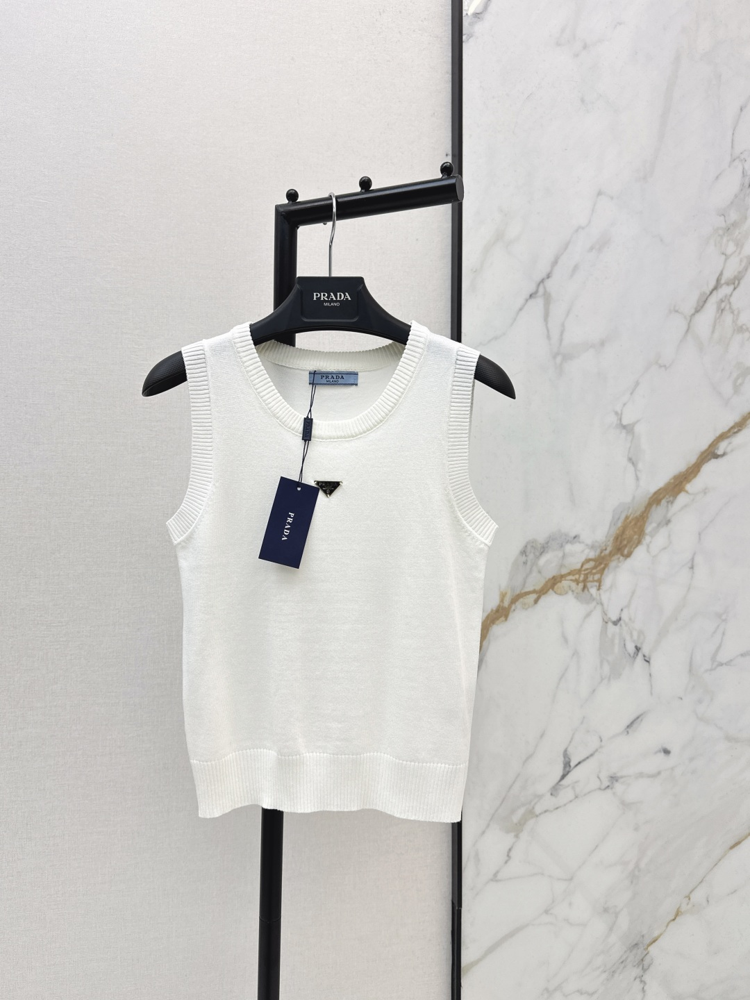 NO:796601,PD 26Ss————The latest sleeveless knitted vest with triangle logo decoration for spring and summer. Simple and elegant, full of brand sense. Sleeveless design. It is OK to be worn layered or worn alone. It is very suitable for spring and autumn. The knitted fabric has good elasticity. It is comfortable to wear for commuting and leisure. It can be easily matched with lining to create a sense of layering. Fashionable and versatile ~ two colors available for sale sml,,19860909PD 26Ss————春夏最新款三角标装饰无袖针织背心 简约大方 品牌感满满 无袖设计 叠穿或单穿都很OK 春秋季节超适合 针织面料弹性好 穿着舒适通勤休闲都能轻松驾驭 搭配衬轻松打造层次感 时髦又百搭～两色现货发售sml,,,Women's clothing