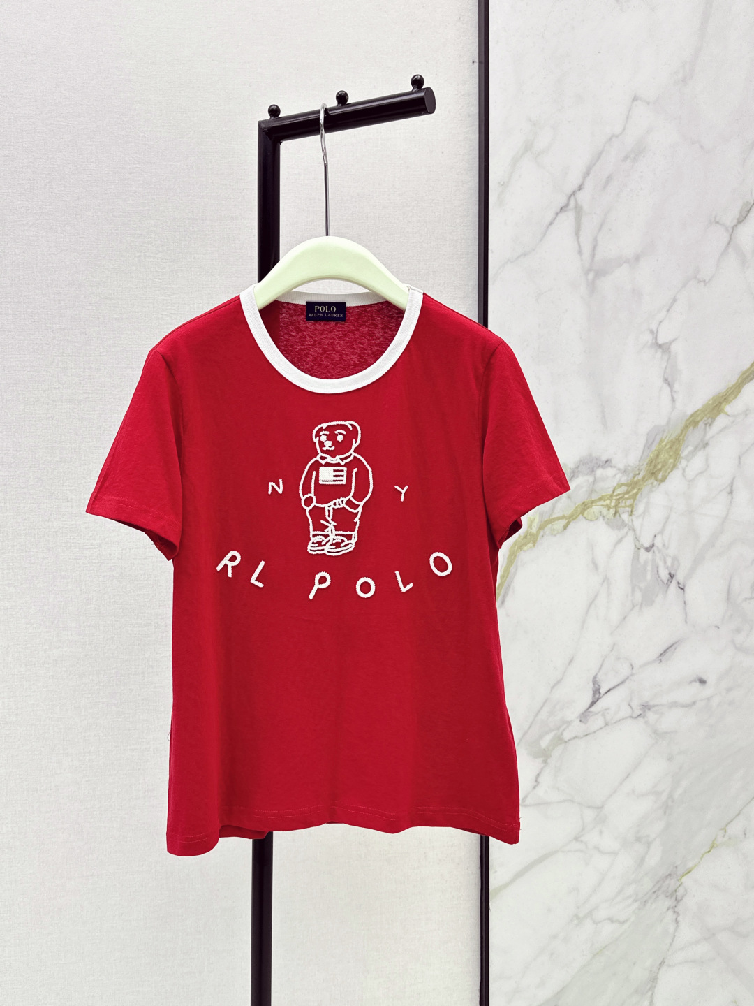 NO:796598,RL 26Ss————The latest bear embroidered round neck T-shirt in spring and summer. The bear is full of American retro feel. The bear with three-dimensional water-soluble embroidery is playful and textured. It is great for daily wear alone or layered. It is a versatile item with a relaxed feel. Tencel snowflake fabric is smooth and skin-friendly. The basic version is practical and versatile. The classic sea soul stripes are more refreshing. Four colors are available for sale now: sml, tees, t-shirt,19860909RL 26Ss————春夏最新款小熊刺绣圆领T恤美式复古感拉满的小熊 立体水溶刺绣的小熊俏皮又有质感 日常单穿或叠穿都很出彩 拿捏松弛感的万能单品 天丝雪花面料爽滑亲肤 基础的版型实穿百搭 经典海魂条纹更清爽 四色现货发售sml,,tees，t-shirt,,Women's clothing