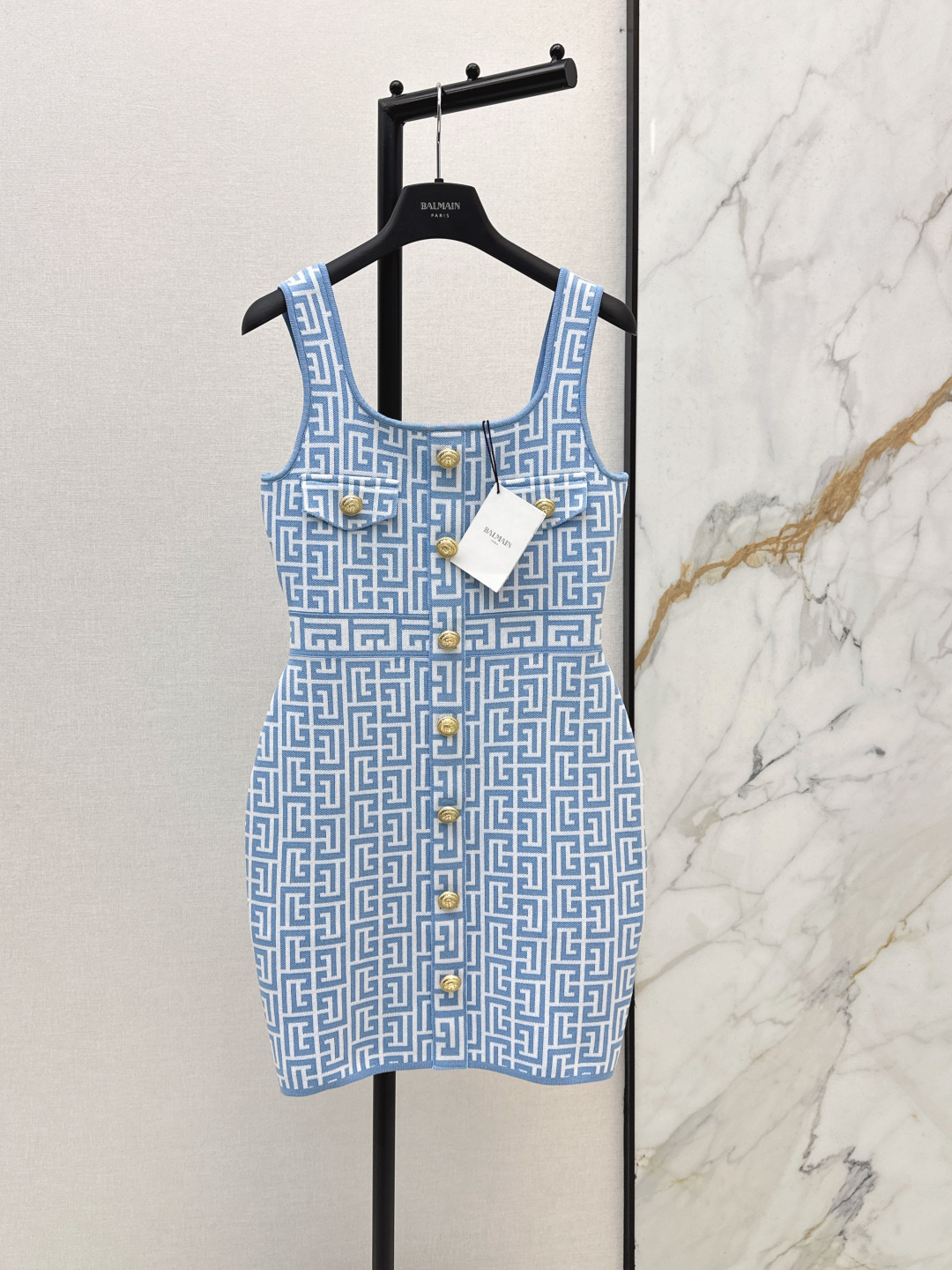 NO:796592,Bal 26Ss————The latest sleeveless knitted dress for spring and summer, a one-piece and versatile boutique. The minimalist and beautiful design makes the upper body look slimmer ~ perfect waist-cinching effect. It can be worn for daily commuting. It is matched with retro high-end. One color ready for sale sml,,skirts,19860909Bal 26Ss————春夏最新款无袖针织连衣裙人手一件的百搭精品 极简绝美设计上身巨显瘦 ～收腰效果满分 日常通勤都能驾驭很实穿 搭配复古高级 一色现货发售sml,,skirts,,Women's clothing