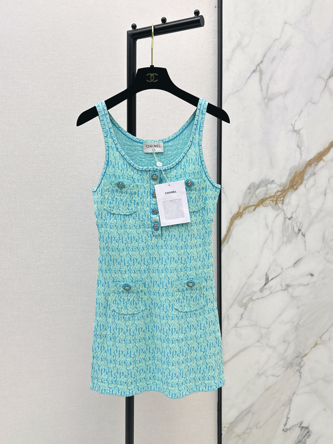 NO:796589,C Home 26Ss————The latest style of knitted vest dress worn by celebrities in early spring. The classic U-neck design is high-end and versatile. The custom yarn is exquisite and fashionable. The threaded edge design is high-end and fashionable. The exclusive heavy-weight special yarn has an awesome texture. Classic literary and academic style outfit.19860909C家 26Ss————早春最新款名媛穿搭针织背心连衣裙经典U领设计气质高级又百搭 定制纱线精致又时髦 螺纹边设计高级又时尚 独家重磅特种纱线质感超赞 经典文艺学院风穿搭 H修身版型不挑人上身巨显瘦 两色现货发售sml,,chanel,skirts,,Women's clothing