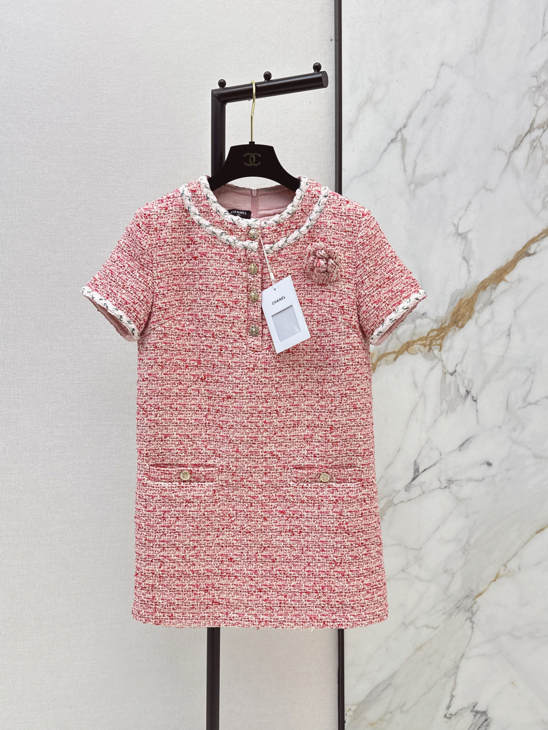 NO:796586,C Home 26Ss ———— The latest woven dress in spring and summer imported woolen fabrics with high quality. The tweed fabrics create a model of ladylike style. The whole body woven texture is fresh and refined. They all show elegant taste. The length modification improves the proportion of the legs. The first choice for fashionable and refined wear in all seasons. Elegant temperament. Sweet and age-reducing one color. Ready for sale sml,,chanel,skirts,19860909C家 26Ss———— 春夏最新款编织连衣裙进口粗纺羊毛呢面料质感上乘 粗花毛呢面料打造名媛风典范 通体编织肌理感尽显清新脱俗 都彰显优雅品味 长度修饰改善腿部比例 四季时髦精穿搭首选 气质优雅 甜美减龄一色现货发售sml,,chanel,skirts,,Women's clothing