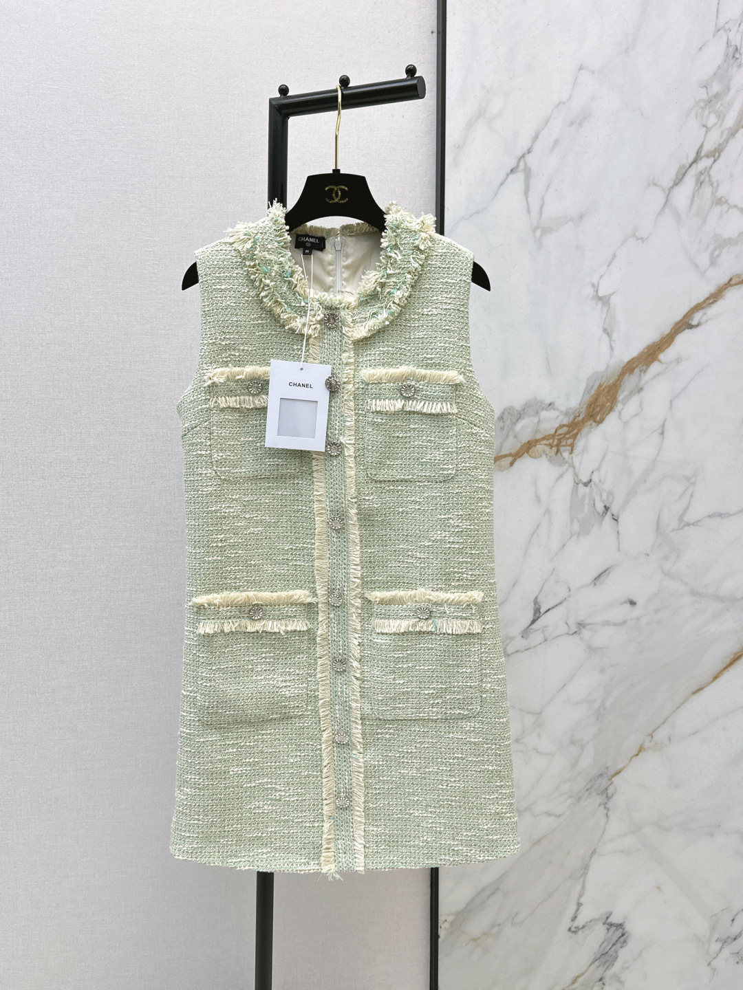 NO:796612,C Home 26Ss ———— The latest woven sleeveless dress in spring and summer. Imported woolen fabrics are of high quality. The tweed fabrics create a model of ladylike style. The whole-body woven texture is fresh and refined. They all show elegant taste. The length modification improves the proportion of the legs. The first choice for fashionable and sophisticated wear in all seasons. Elegant temperament. Sweet and age-reducing one color. Ready for sale sml,,chanel,skirts,19860909C家 26Ss———— 春夏最新款编织无袖连衣裙进口粗纺羊毛呢面料质感上乘 粗花毛呢面料打造名媛风典范 通体编织肌理感尽显清新脱俗 都彰显优雅品味 长度修饰改善腿部比例 四季时髦精穿搭首选 气质优雅 甜美减龄一色现货发售sml,,chanel,skirts,,Women's clothing