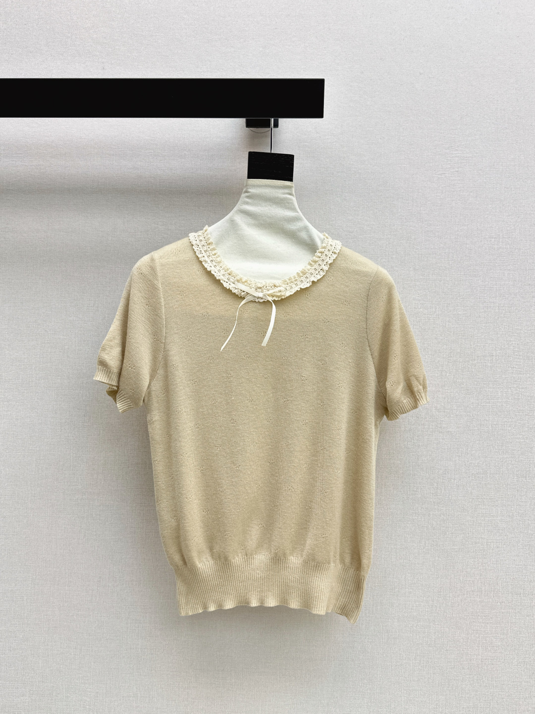NO:796600,Miu 26Ss————The latest age-reducing French knitwear blended knitted fabric for spring and summer. The texture is delicate and soft. It is a classic age-reducing item. The shape is not flattering and looks slimming on the upper body. A perfect item for those who are rich and beautiful. The texture is great. Three colors are available in stock. sml,,miumiu,19860909Miu 26Ss————春夏最新款减龄法式针织衫混纺针织面料 质感细腻软糯 经典减龄单品 版型不挑人上身巨显瘦 白富美必收的完美单品 质感超赞 三色现货发售 sml,,miumiu,,Women's clothing