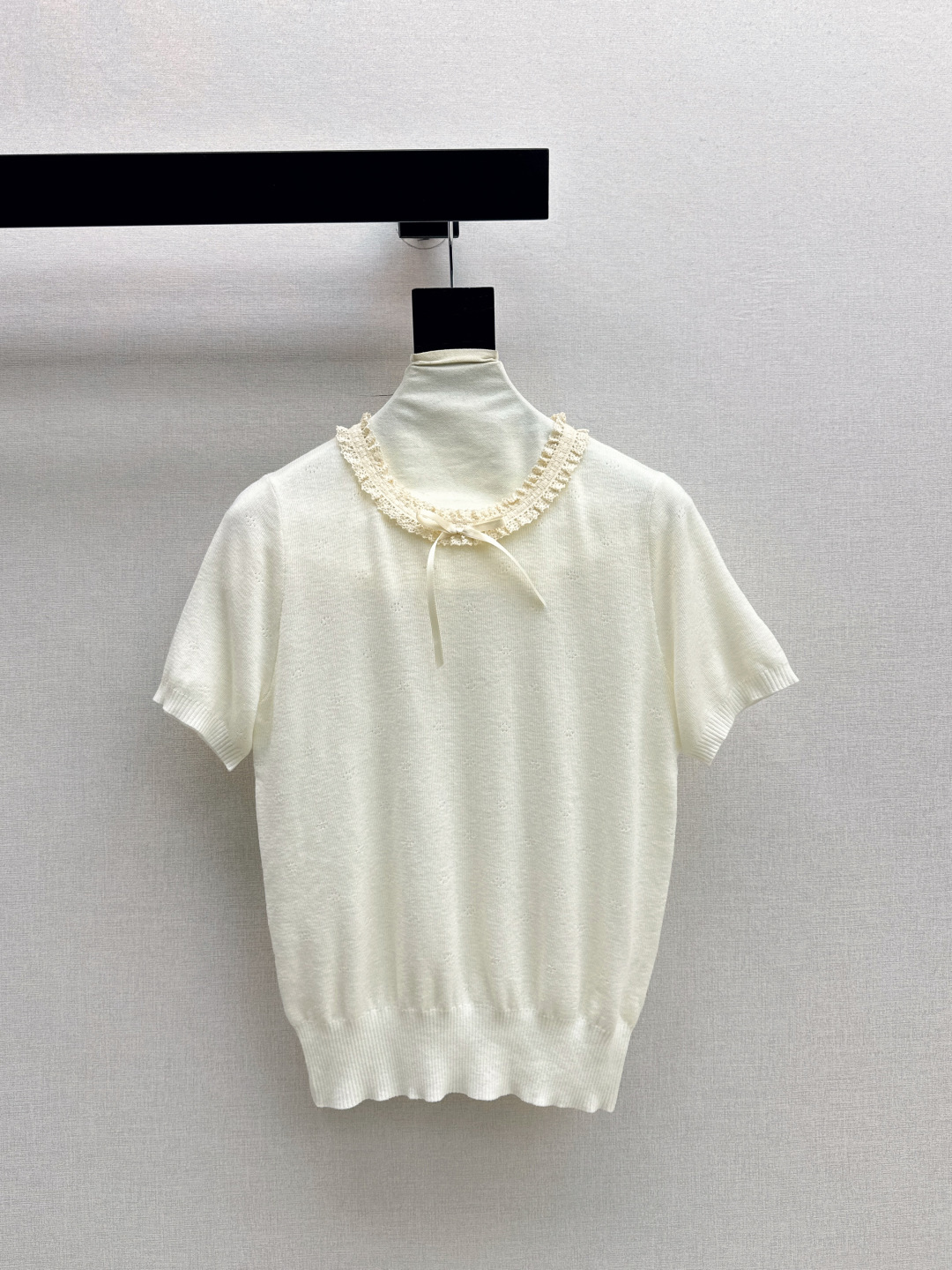 NO:796594,Miu 26Ss————The latest age-reducing French knitwear blended knitted fabric for spring and summer. The texture is delicate and soft. It is a classic age-reducing item. The shape is not flattering and looks slimming on the upper body. A perfect item for those who are rich and beautiful. The texture is great. Three colors are available in stock. sml,,miumiu,19860909Miu 26Ss————春夏最新款减龄法式针织衫混纺针织面料 质感细腻软糯 经典减龄单品 版型不挑人上身巨显瘦 白富美必收的完美单品 质感超赞 三色现货发售 sml,,miumiu,,Women's clothing