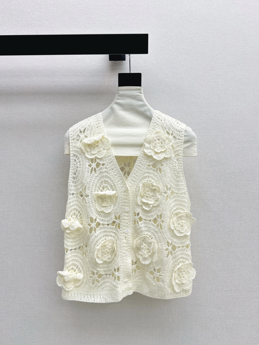 NO:796591,C Home 26Ss————The latest three-dimensional hand-crocheted short knitted top for spring and summer, imported German looms to create three-dimensional craftsmanship, 100% worsted knitted fabric, simple and elegant lazy version, durable and beautiful online~~ The most practical and versatile boutique, layered for everyday high-end!  !  One color spot sale sml,,chanel,19860909C家 26Ss————春夏最新款立体手工钩花小短款针织上衣进口德国织机打造立体工艺 百分百精纺针织面料 简约大气慵懒版型 经久耐穿 颜值在线～～最实穿百搭的精品 打底叠穿日常高级！！一色现货发售sml,,chanel,,Women's clothing
