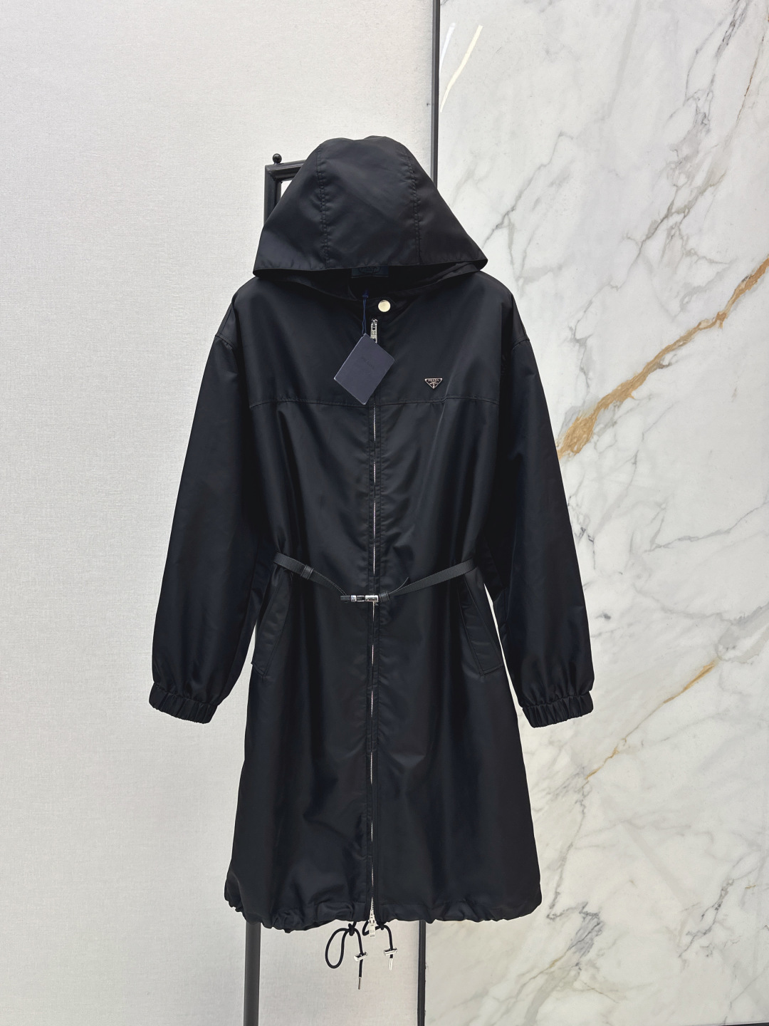 NO:796585,PD 26Ss————The latest spring and summer nylon zipper hooded long jacket, loose version with drawstring waist and adjustable design. It can be sweet or salty to reduce age, fashionable and handsome. The classic and unflattering version makes the upper body slimmer. A must-have for fair and beautiful women. One color ready for sale sml,,jackets & coats,hats,19860909PD 26Ss————春夏最新款尼龙拉链连帽长款外套宽松版型抽绳收腰可调节设计 可甜可盐减龄时髦又帅气 经典不挑人版型上身巨显瘦 白富美必备 一色现货发售sml,,jackets & coats,hats,,Women's clothing