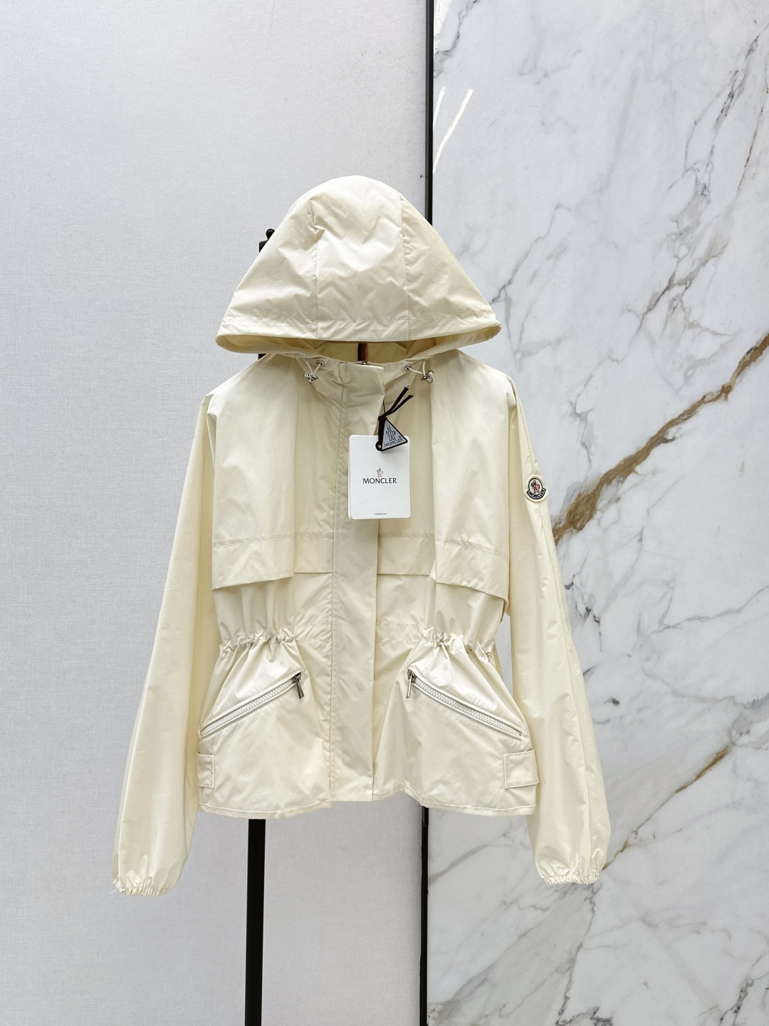 NO:796588,MC 26Ss————The latest hooded windbreaker jacket for spring and summer is light and practical. It is a basic item in the daily wardrobe. It is made of transparent windbreaker fabric and has a handsome and fashionable style. Two colors are available for sale 0/1/2 (bust size 0, bat sleeves, length 56),,jackets & coats,hats,19860909MC 26Ss————春夏最新款连帽风衣外套轻盈而实用 是日常衣橱的基础款单品 采用通透的风衣面料 帅气时髦范儿 两色现货发售0/1/2（0码胸围蝙蝠袖 衣长56）,,jackets & coats,hats,,Women's clothing
