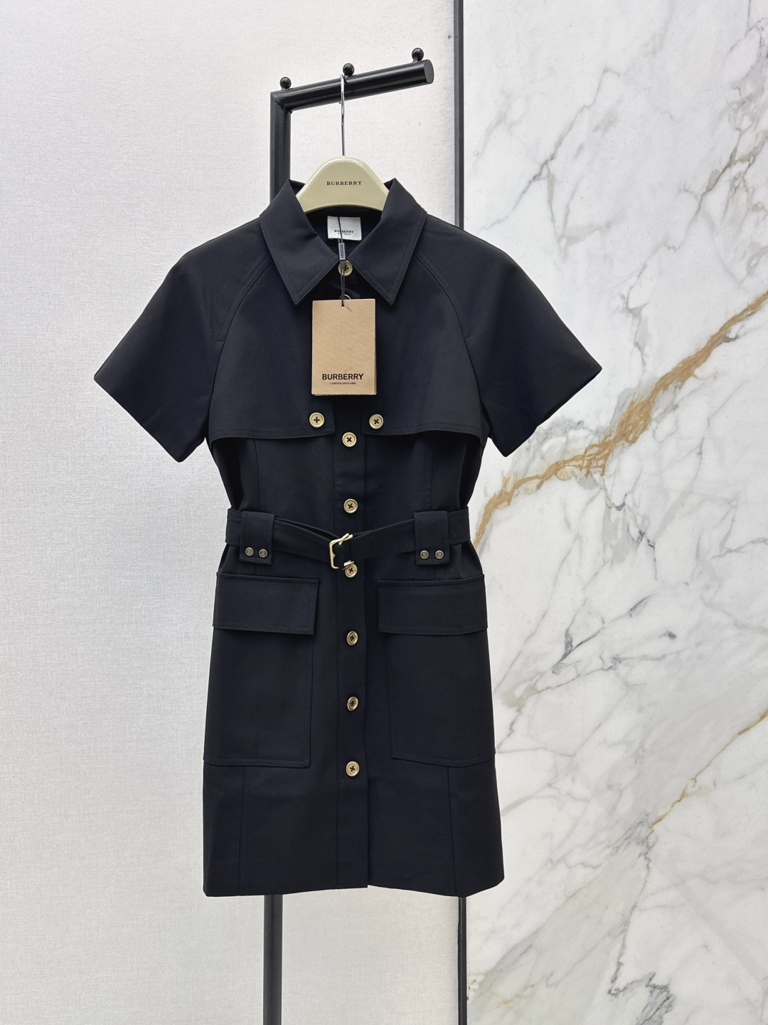 NO:796611,Exclusive debut Bur 26Ss————The latest spring and summer windbreaker style dress, versatile black color. Customized buttons are decorated with rich details. It looks good and has a sense of detail. Straight-leg version is not unflattering and hides the body fat and looks slim. A practical daily skirt. Available in stock in one color, sml, burberry, skirts,19860909独家首发 Bur 26Ss————春夏最新款风衣式连衣裙百搭黑色系 定制纽扣装饰丰富细节 很好看 很有感觉细节感 直筒版型 不挑人又藏肉显瘦 实穿的日常裙子 一色现货发售sml,,burberry,skirts,,Women's clothing
