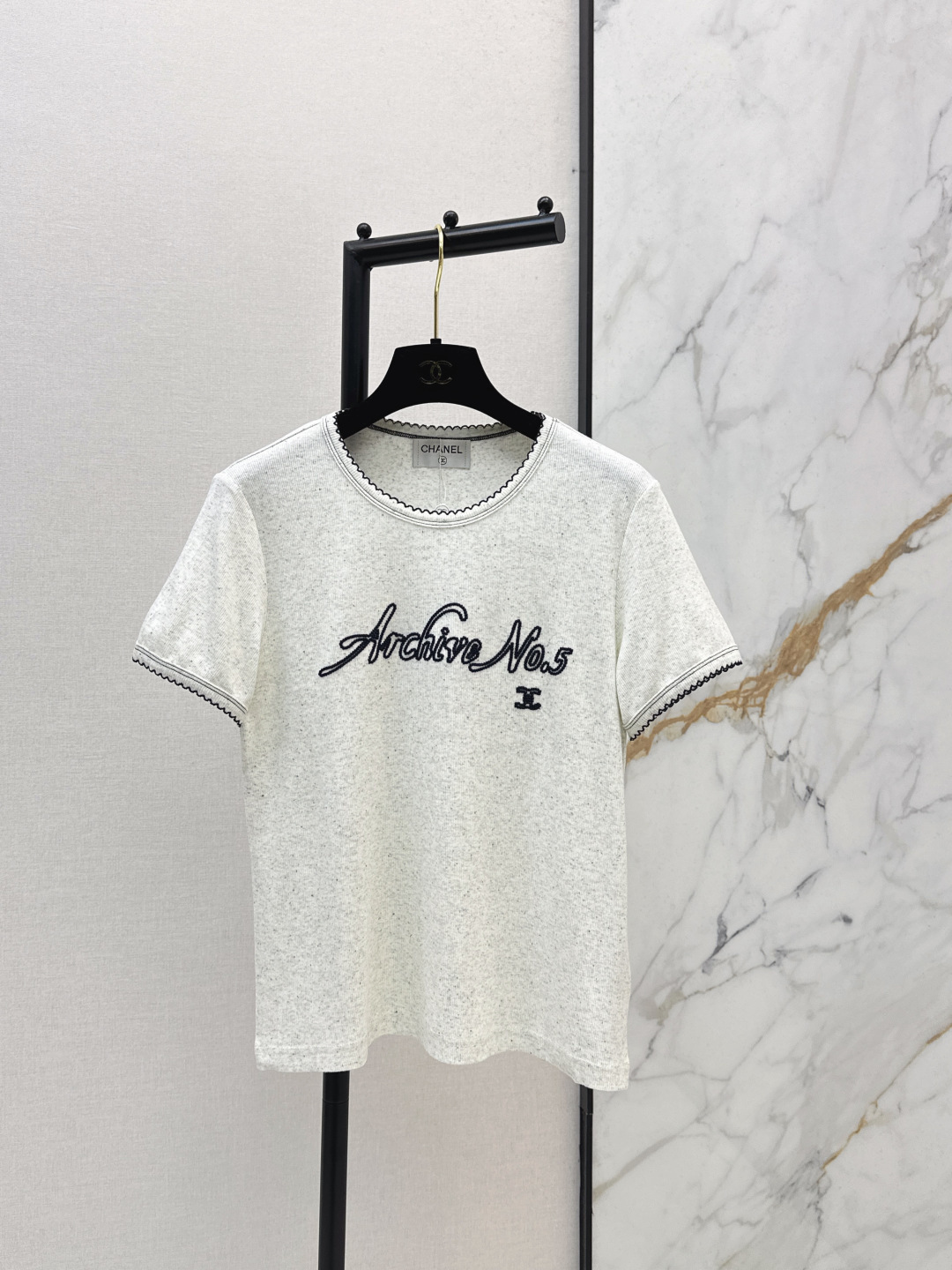 NO:797119,C Home 26Ss————The latest logo embroidered Vintage round neck T-shirt for spring and summer. The retro feeling is blended into every detail. The pitted texture has its own lazy filter. The wavy edges of the collar and cuffs quietly enhance the sophistication. The three-dimensional water-soluble dots of embroidered slogans are the finishing touch, making the basic style effortlessly fashionable. The fine ribbed fabric has a high-end texture and the cotton feels smooth. It is especially suitable for wearing next to the skin in summer.  Two colors ready for sale sml, chanel, tees, t-shirt,19860909C家 26Ss————春夏最新款logo刺绣Vintage圆领T恤 复古感揉进每一处细节里 麻点肌理感自带慵懒滤镜 领口袖口的波浪边悄悄提升了精致度 立体水溶的点点刺绣标语是点睛之笔 让基础款也能不费力的时髦 细腻的螺纹面料质感高级 棉手感爽滑 特别适合夏日贴肤穿着 两色现货发售sml,,chanel,tees，t-shirt,,Women's clothing