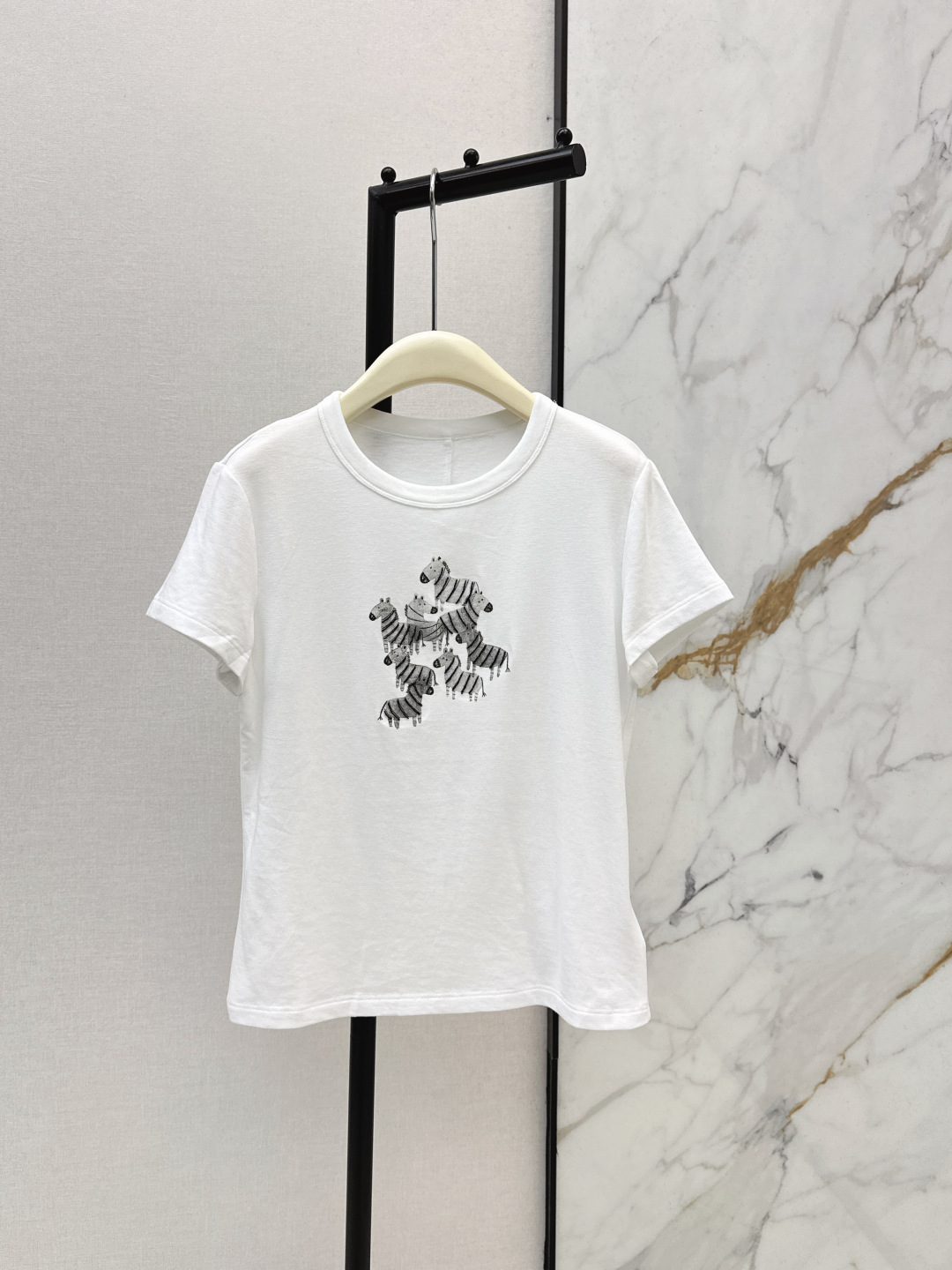 NO:797116,Fashionable design 26Ss————The latest classic round neck T-shirt for spring and summer. Gentle color matching. Simple and not picky. Soft and skin-friendly fabric. Comfortable and breathable. Low-key and elegant. Versatile for daily wear and easy to wear with a high-end feel. Two colors available for sale now: sml, tees, t-shirt,19860909时髦设计 26Ss————春夏最新款经典圆领T恤温柔配色 简约不挑人 软糯亲肤面料 舒适透气 低调显贵 日常百搭轻松穿出高级感 两色现货发售sml,,tees，t-shirt,,Women's clothing