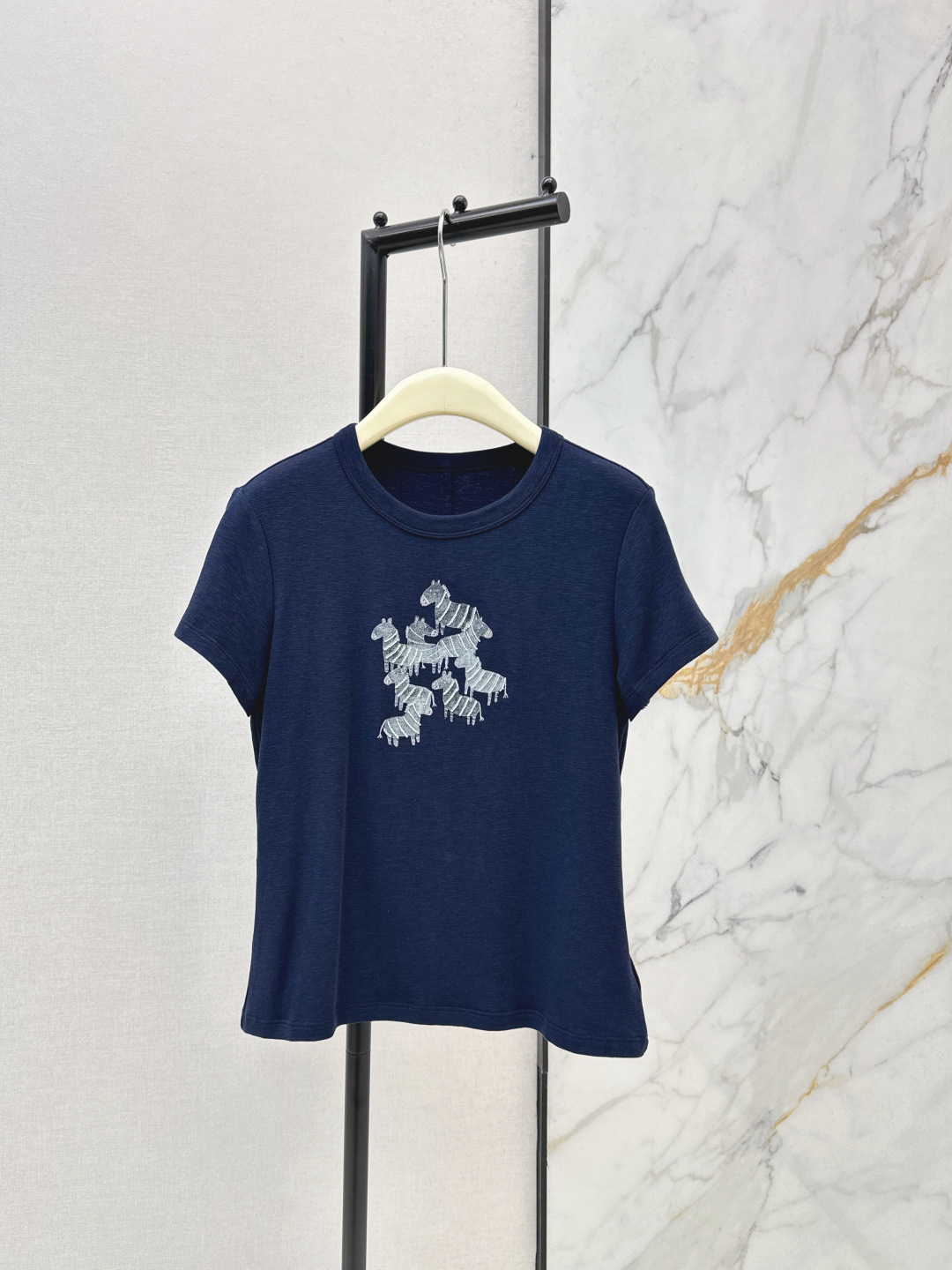NO:797113,Fashionable design 26Ss————The latest classic round neck T-shirt for spring and summer. Gentle color matching. Simple and not picky. Soft and skin-friendly fabric. Comfortable and breathable. Low-key and elegant. Versatile for daily wear and easy to wear with a high-end feel. Two colors available for sale now: sml, tees, t-shirt,19860909时髦设计 26Ss————春夏最新款经典圆领T恤温柔配色 简约不挑人 软糯亲肤面料 舒适透气 低调显贵 日常百搭轻松穿出高级感 两色现货发售sml,,tees，t-shirt,,Women's clothing