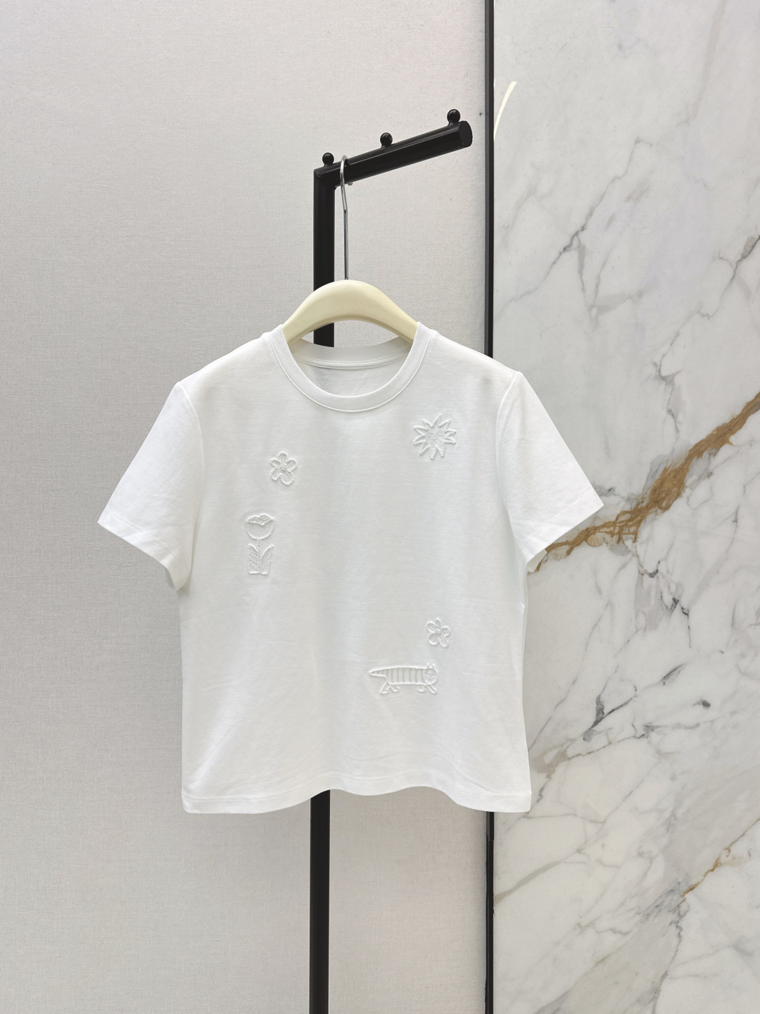 NO:797139,C Home 26Ss————Latest embroidered beaded short-sleeved T-shirt for spring and summer. Classic round neck + fitted short cut. Neat and not tight. It can optimize body proportions. Friendly and tolerant to all body shapes. Enhance the sense of sophistication. The beaded blingbling in the sun is low-key and flashy. It gives a girlish look with wind when walking. Two colors are available for sale now: sml, chanel, T-shirt, tees, t-shirt,19860909C家 26Ss————春夏最新款刺绣钉珠短袖T恤 经典圆领+合身短款剪裁 利落不紧绷 能优化身材比例 对各种身形都有友好包容度 提升精致感 阳光下的钉珠blingbling低调又闪 走路都带风的少女感拉满 两色现货发售sml,,chanel,T-shirt,tees，t-shirt,,Women's clothing