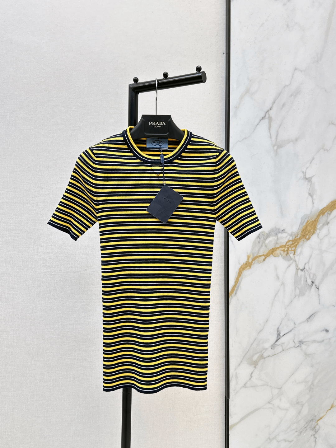 NO:797133,PD 26Ss - the latest striped knitted short-sleeved classic contrasting design for spring and summer. Vibrant and fashionable. The knitted fabric has good elasticity and fits the body shape. It is super comfortable to wear in spring and summer. The round neck is simple. The striped elements are retro and modern. It can be easily controlled for daily commuting and leisure. Easily get a modern and casual style. One color is available for sale sml,, T-shirt,19860909PD 26Ss———春夏最新款条纹针织短袖经典撞色设计 活力又时髦 针织面料弹性好 贴合身形 春夏穿超舒服 圆领简约 条纹元素复古又现代 日常通勤休闲都能轻松驾驭 轻松get摩登随性风一色现货发售sml,,T-shirt,,Women's clothing