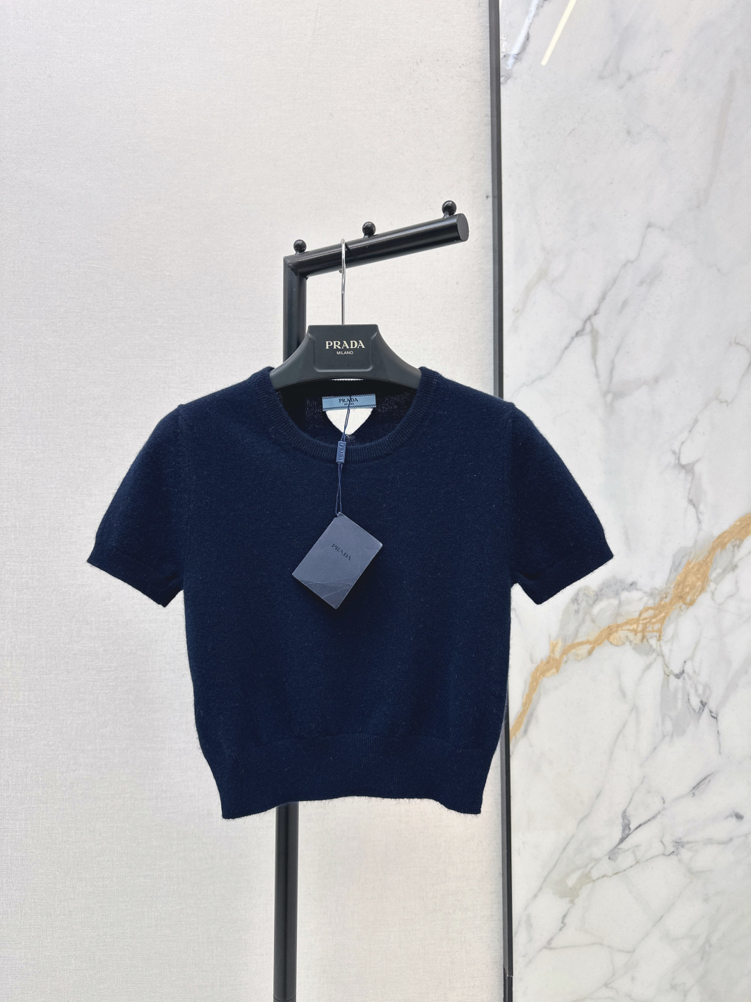 NO:797127,PD 26Ss————The latest short sweater in early spring is made of custom-made cashmere yarn. It is comfortable to wear and full of texture. The round neck short-sleeved sweater is cut. The whole body is edged with vertical pit threads. It has a more elegant and feminine temperament. The outfit is cute, sweet, fashionable and retro. One color ready for sale sml,, sweaters, T-shirt,19860909PD 26Ss————早春最新款短款针织衫定制羊绒纱线织造 穿搭舒适质感十足 圆领短袖毛衣裁剪 通体包边饰以竖坑条螺纹 更具典雅柔美气质 穿搭可爱甜美又时髦复古 一色现货发售sml,,sweaters,T-shirt,,Women's clothing