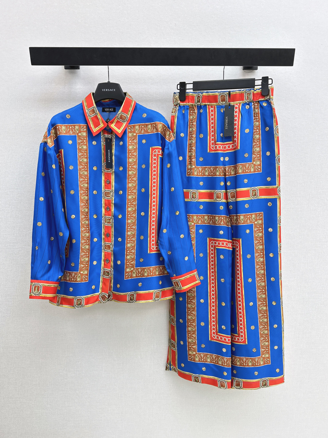 NO:797121,Ver 26Ss————The latest series of spring and summer positioning printed silk shirts are full of high-end atmosphere. 100% silk twill fabric. Original positioning printing pattern. Classic small lapel and loose version. Retro, fashionable and high-end single product. The upper body is super slim. A must-have artifact for Bai Fumei. Recommended to match. One color ready for sale smlxl,, shirts, real silk,19860909Ver 26Ss————春夏最新款系列定位印花真丝衬衫高级气息满满 百分百真丝斜纹绸面料 原版定位印花图案 经典小翻领宽松版型不挑人 复古时髦又高级的单品 上身超显瘦 白富美必入神器 推荐一套搭配 一色现货发售smlxl,,shirts,real silk,,Women's clothing