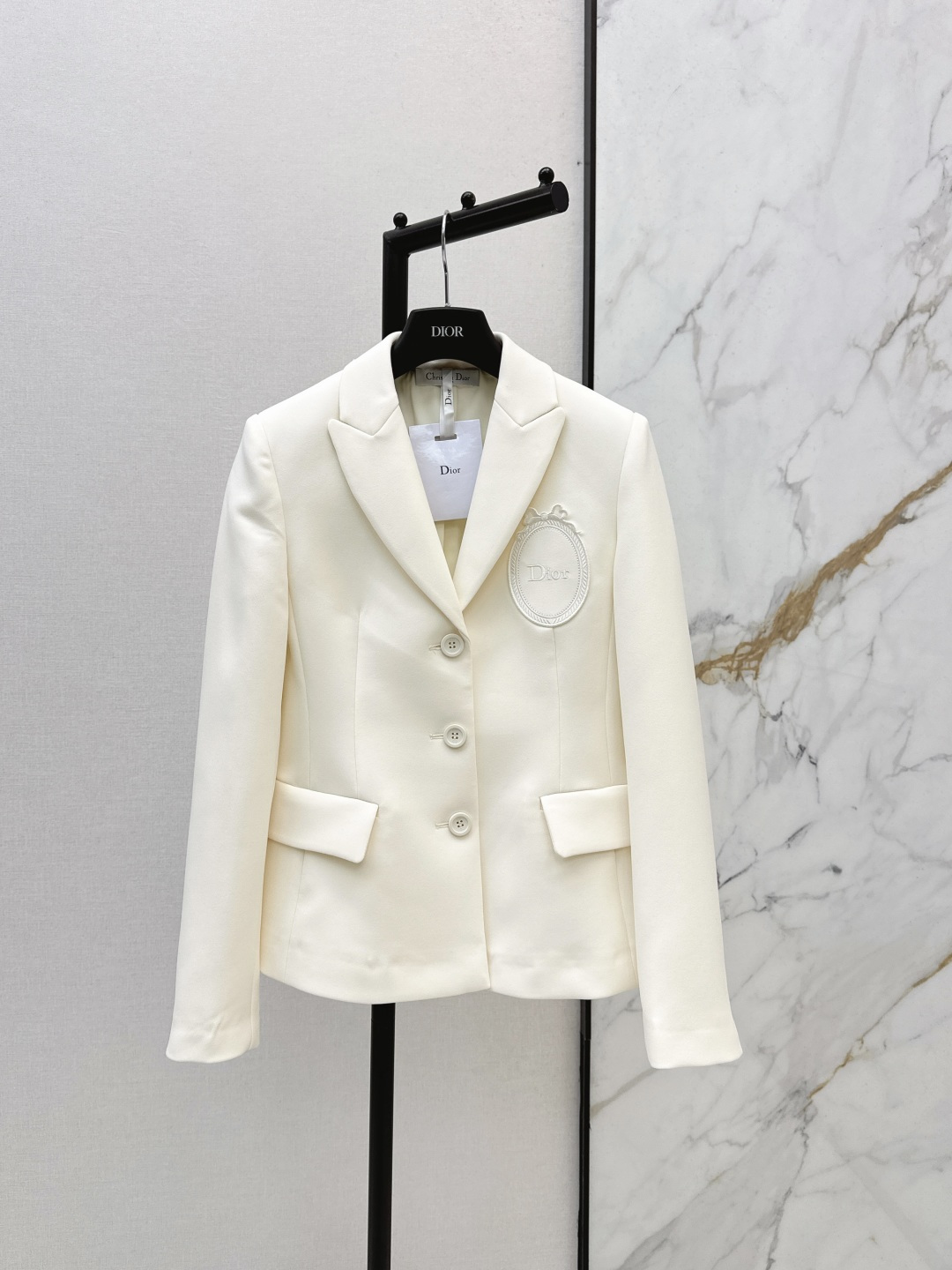 NO:797118,CD 26Ss————The latest elegant and temperamental suit jacket for spring and summer. Very high-end imported texture. Pay close attention to the details. The upper body is very sassy. Clean and classy. It enhances the temperament. It completely complies with the standard of high-end ready-to-wear. It is impossible not to love it. A must-have item for temperament girls. Two colors are available for sale sml,, jackets & coats, business suit,19860909CD 26Ss————春夏最新款优雅气质西装外套 非常高级的进口质地 仔细看细节 上身非常飒 干净有品 提气质 完全按照高定成衣水准 无法不爱 气质MM必入单品 两色现货发售sml,,jackets & coats,business suit,,Women's clothing