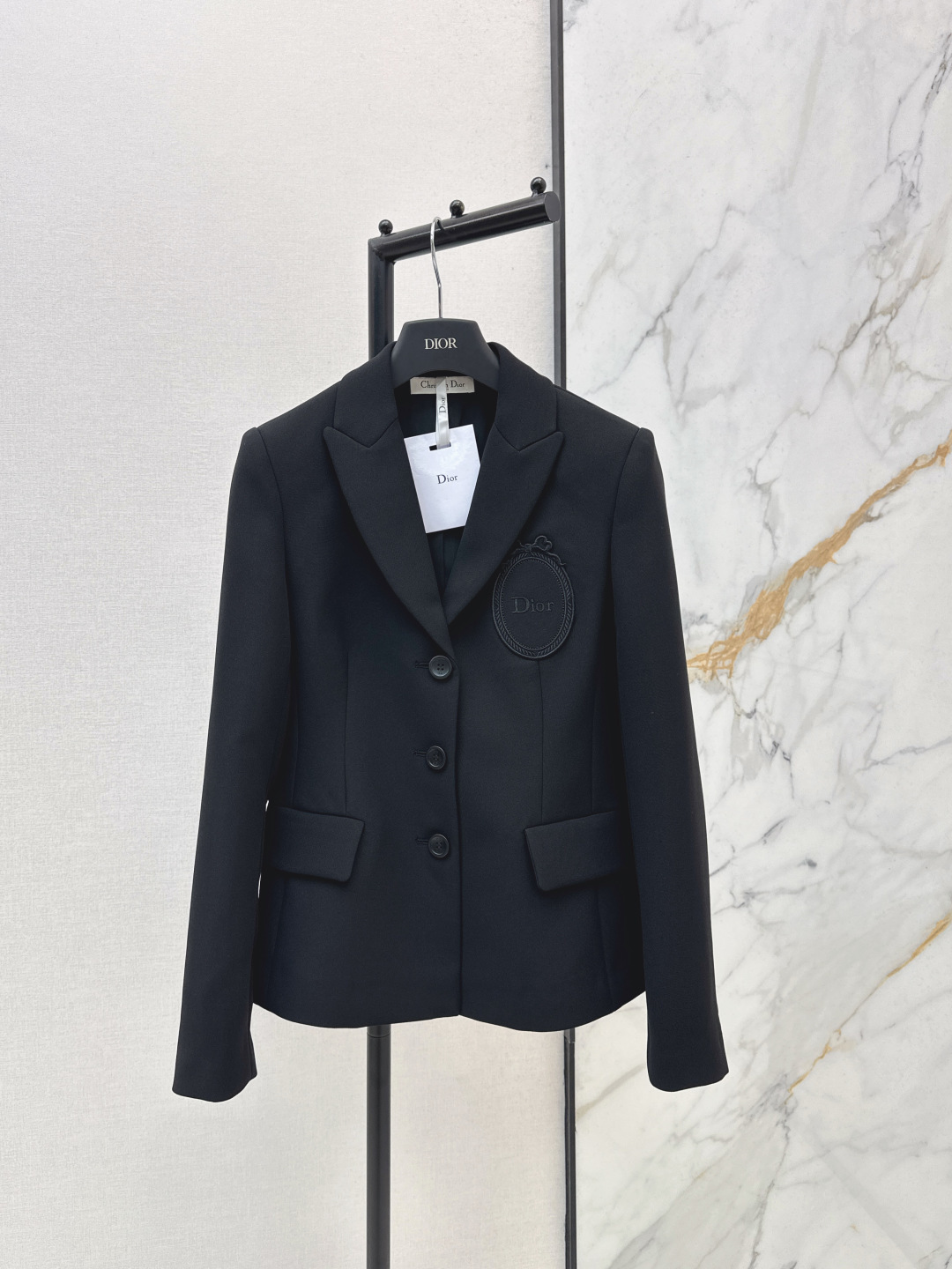 NO:797115,CD 26Ss————The latest elegant and temperamental suit jacket for spring and summer. Very high-end imported texture. Pay close attention to the details. The upper body is very sassy. Clean and classy. It enhances the temperament. It completely complies with the standard of high-end ready-to-wear. It is impossible not to love it. A must-have item for temperament girls. Two colors are available for sale sml,, jackets & coats, business suit,19860909CD 26Ss————春夏最新款优雅气质西装外套 非常高级的进口质地 仔细看细节 上身非常飒 干净有品 提气质 完全按照高定成衣水准 无法不爱 气质MM必入单品 两色现货发售sml,,jackets & coats,business suit,,Women's clothing