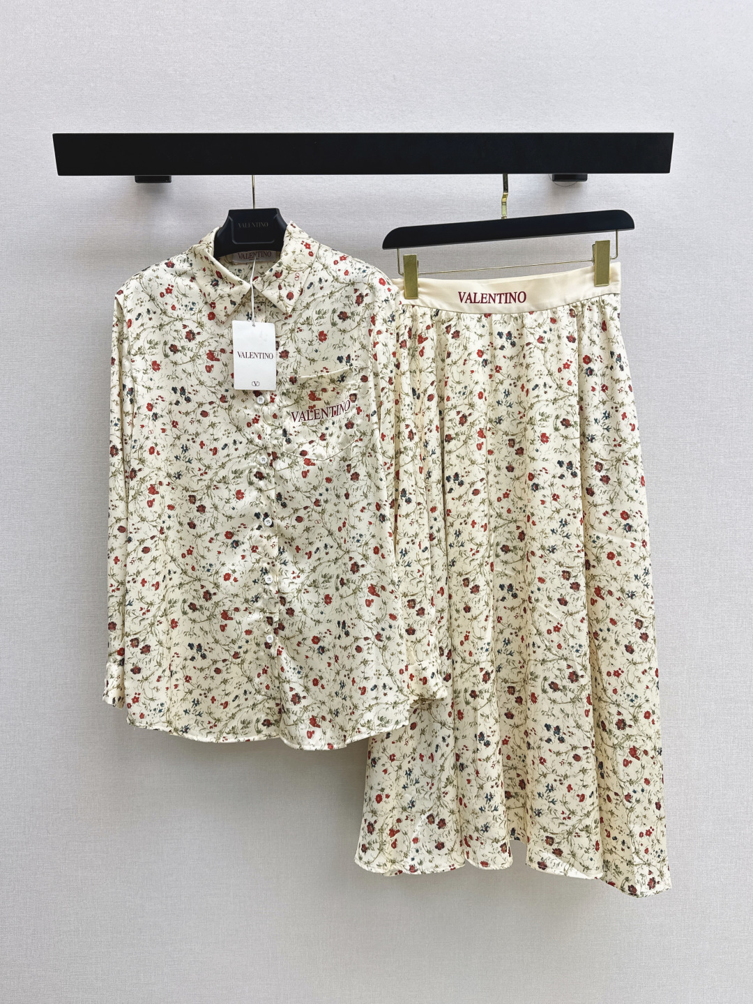 NO:797138,Shirt Skirt VLTN 26Ss————Latest spring and summer flower pattern shirt + skirt, cute style, full of small details, exquisite workmanship, age-reducing fashion, good hold style, won the hearts of fairies, soft and textured, one color separated, ready for sale sml,,skirts,shirts,19860909衬衫半裙VLTN 26Ss————春夏最新款花卉图案衬衫+半裙 可A可乖的风格 满满小细节太加分 做工精致 减龄时尚 好HOLD住造型 深得仙女心 柔软有质感 一色分开发 现货发售sml,,skirts,shirts,,Women's clothing
