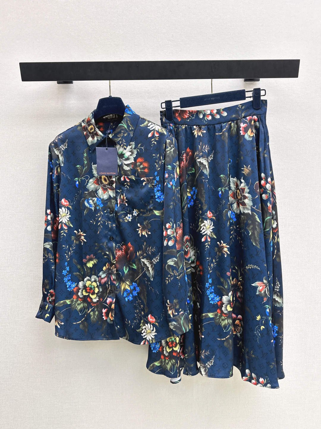 NO:797135,Shirts and Skirts L Home 26Ss——Latest spring and summer floral patterned shirts + skirts. Adorable style. Full of small details. Exquisite workmanship. Age-reducing fashion. Good HOLD style. Won the hearts of fairies. Soft and texture. Developed in one color. Available in stock. sml, louis vuitton, skirts, shirts,19860909衬衫半裙L家 26Ss————春夏最新款花卉图案衬衫+半裙 可A可乖的风格 满满小细节太加分 做工精致 减龄时尚 好HOLD住造型 深得仙女心 柔软有质感 一色分开发 现货发售sml,,louis vuitton,skirts,shirts,,Women's clothing