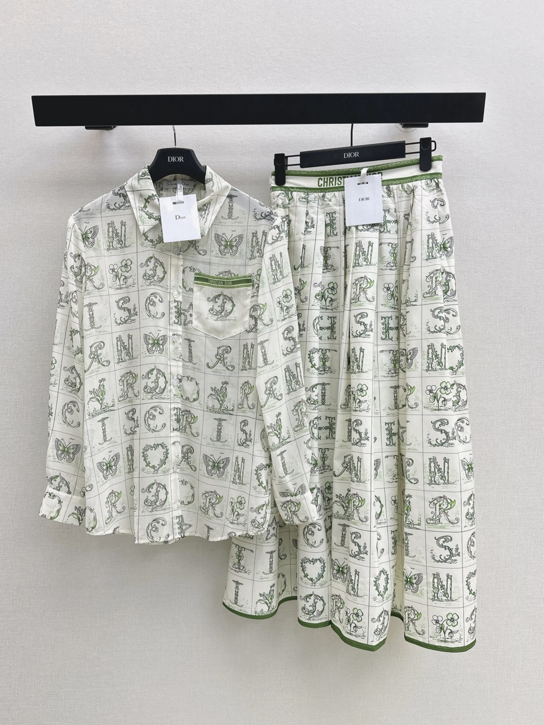 NO:797129,CD 26Ss————The latest spring and summer printed pattern shirt + skirt, cute style, full of small details, exquisite workmanship, age-reducing fashion, good hold style, won the hearts of fairies, soft and textured, two colors separated, ready for sale sml lining, skirts, shirts,19860909CD 26Ss————春夏最新款印花图案衬衫+半裙 可A可乖的风格 满满小细节太加分 做工精致 减龄时尚 好HOLD住造型 深得仙女心 柔软有质感 两色分开发 现货发售sml 衬,,skirts,shirts,,Women's clothing