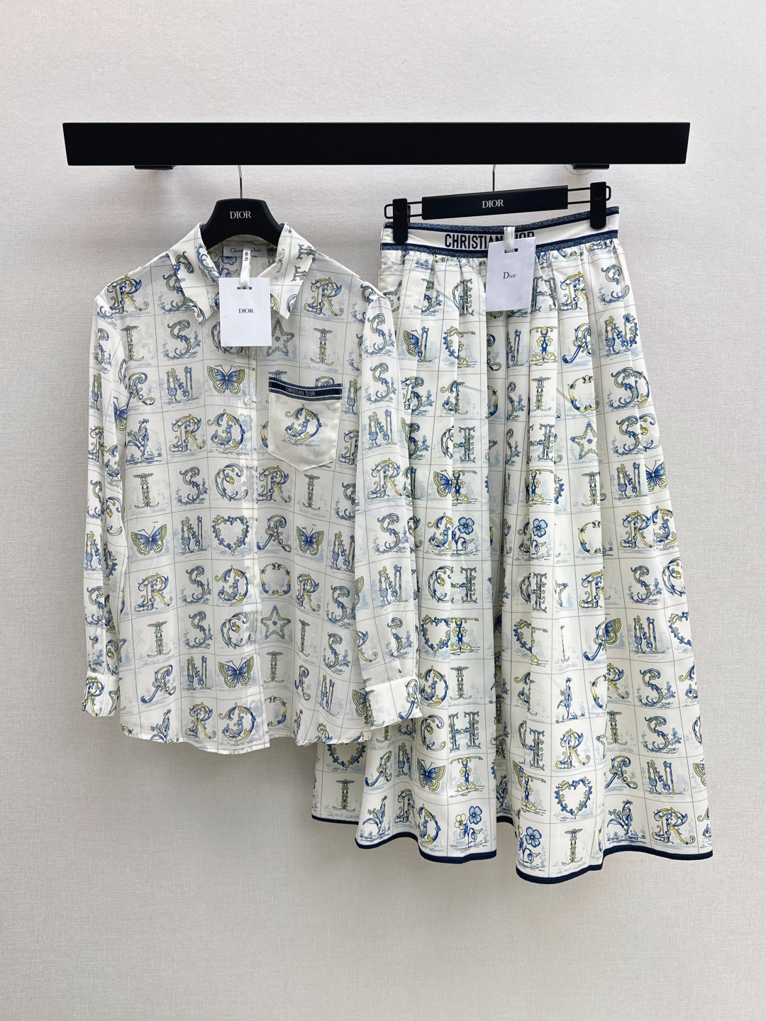 NO:797123,CD 26Ss————The latest spring and summer printed pattern shirt + skirt, cute style, full of small details, exquisite workmanship, age-reducing fashion, good hold style, won the hearts of fairies, soft and textured, two colors separated, ready for sale sml lining, skirts, shirts,19860909CD 26Ss————春夏最新款印花图案衬衫+半裙 可A可乖的风格 满满小细节太加分 做工精致 减龄时尚 好HOLD住造型 深得仙女心 柔软有质感 两色分开发 现货发售sml 衬,,skirts,shirts,,Women's clothing