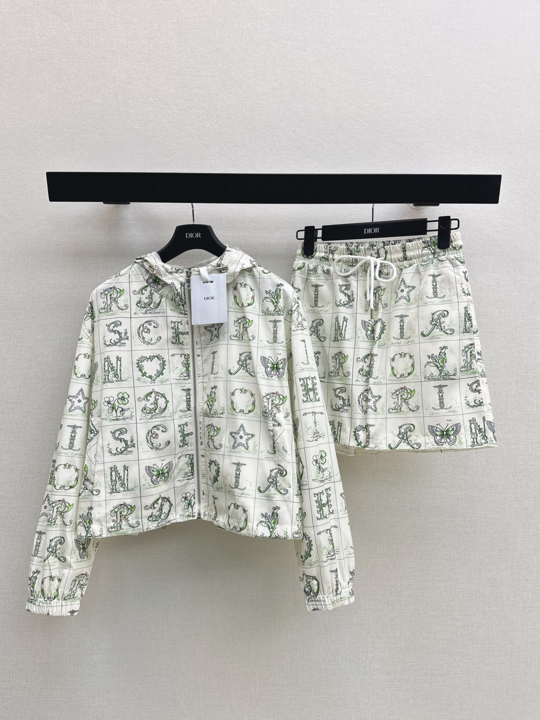 NO:797120,CD 26Ss————The latest spring and summer printed nylon sunscreen suit has a cute style. It is full of small details and is a plus. It is exquisite in workmanship. It is fashionable for age reduction. It has a good hold style. It has won the hearts of fairies. It is soft and textured. It comes in one set. Two colors are available for sale sml,,19860909CD 26Ss————春夏最新款印花尼龙防晒套装可A可乖的风格 满满小细节太加分 做工精致 减龄时尚 好HOLD住造型 深得仙女心 柔软有质感 一套出 两色现货发售sml,,,Women's clothing