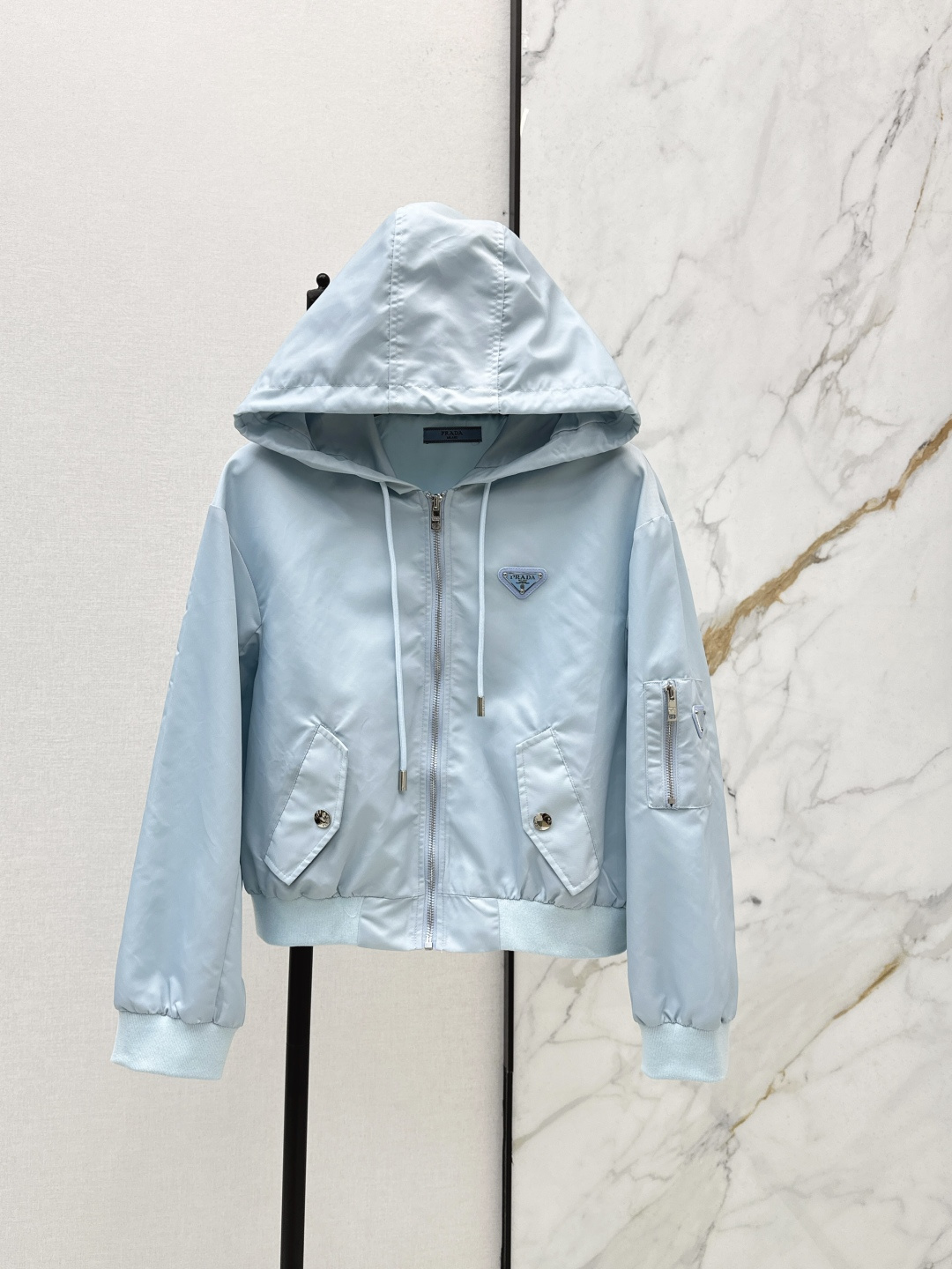 NO:797117,PD 26Ss————The latest spring and summer hooded nylon jacket with triangle logo. It is classic and stylish. It has its own aura. The texture of the fabric is very nice. It is fashionable and high-end. The color is super positive. The upper body is white and slim. It has a cool and handsome series. It has wind when walking. The upper body has a full aura. The length is just right and easy to control. Two colors are available for sale now. SML,, jackets & coats, hats,19860909PD 26Ss————春夏最新款三角标连帽尼龙外套 经典又有型 自带气场 面料质感很奈斯 时髦又高级 颜色超级正 上身显白又显瘦 自带酷帅感的系列 走路都带风 上身气场全开 长度恰到好处 轻松驾驭 两色现货发售sml,,jackets & coats,hats,,Women's clothing