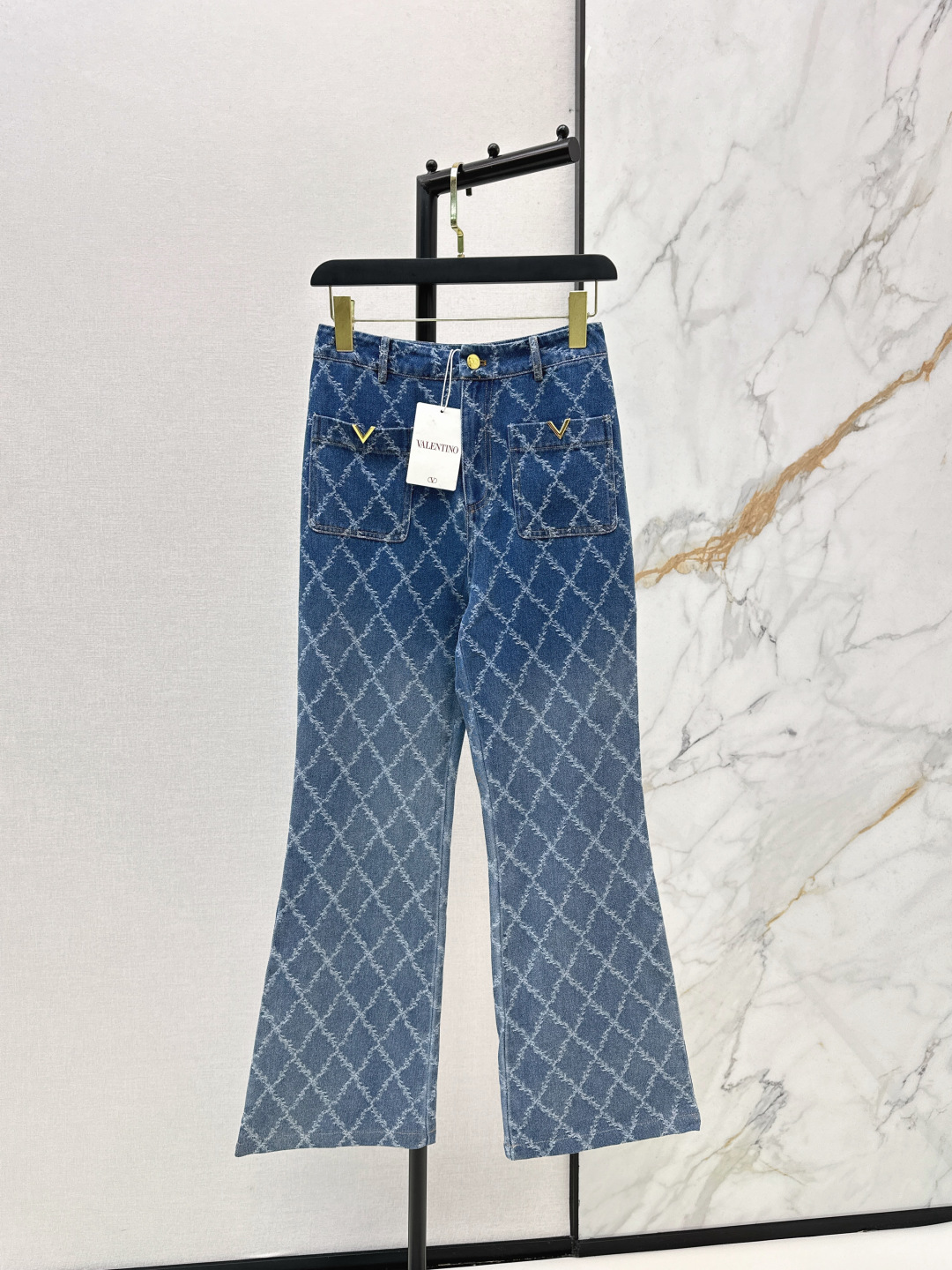 NO:797114,VLTN 26Ss——————The latest spring and summer rhombus jeans are three-dimensionally cut. They are all-around exquisite and can be worn by celebrities. The upper body is super covered and the proportion of the legs is super slim. It is easy to match and simple. It can be worn with a refreshing and fashionable sense of high-end. It is elegant and fashionable in daily life. It is very versatile. The color is very beautiful. The fabric is high-end and textured. A must-have for dating and shopping. One color ready for sale sml,,jeans,19860909VLTN 26Ss—————春夏最新款菱格纹牛仔裤整件立体剪裁 全方位精致做明星穿搭 上身超级遮肉显瘦 超拉腿部比例 巨好搭配 简简单单 穿出清爽时髦的高级感 日常优雅又时髦巨百搭 颜色很好看 面料高级又有质感 约会逛街必备 一色现货发售sml,,jeans,,Women's clothing