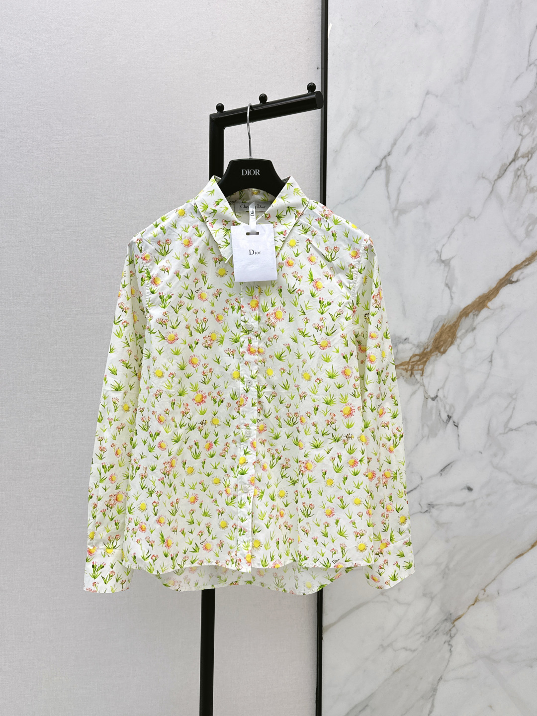 NO:797111,CD 26Ss————The latest spring and summer flower pattern printed shirt, low-key luxury three-dimensional tailoring, streamlined line design, noble and elegant, and full of gentle and intellectual temperament. Imported special materials will be amazing when you receive it. The texture of the customized fabric is awesome. One color ready for sale sml,, shirts,19860909CD 26Ss————春夏最新款花卉图案印花衬衫低调奢华立体剪裁 精简线条感设计 高贵典雅又尽显温柔知性的气质 进口特殊材质 收到手会很惊艳 定制面料质感超赞 一色现货发售sml,,shirts,,Women's clothing