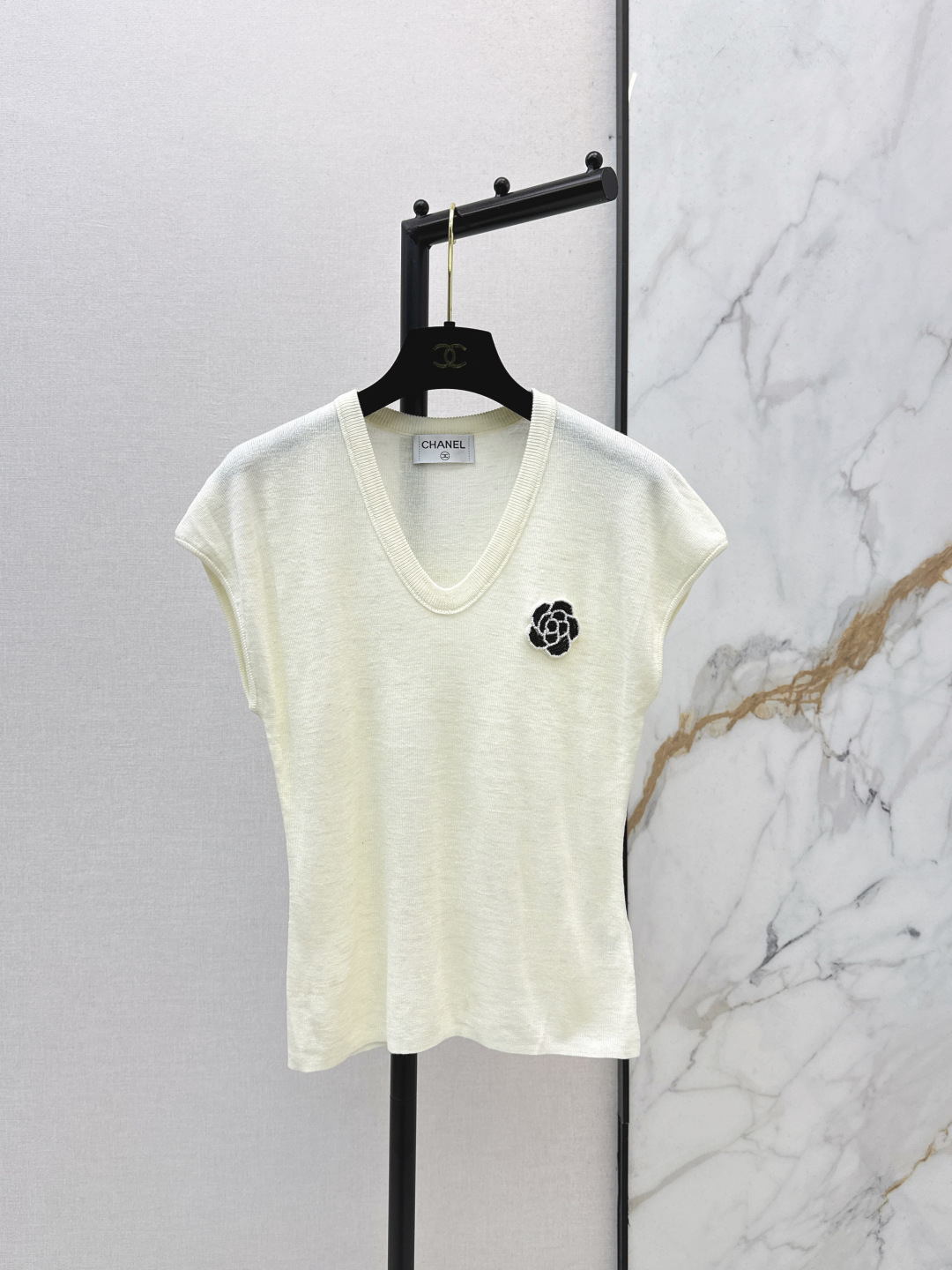 NO:797108,C Home 26Ss————The latest three-dimensional camellia decorated V-neck T-shirt for spring and summer has a delicate and soft texture. It is a classic age-reducing item. The shape is not picky and makes the upper body look slimmer. The perfect item that is a must-have for those who are rich and beautiful. The texture is superb and the workmanship is perfect. Three colors are available in stock, sml, chanel, tees, t-shirt,19860909C家 26Ss————春夏最新款立体山茶花装饰V领T恤质感细腻软糯 经典减龄单品 版型不挑人上身巨显瘦 白富美必收的完美单品 质感超赞 完美做工品质 三色现货发售sml,,chanel,tees，t-shirt,,Women's clothing
