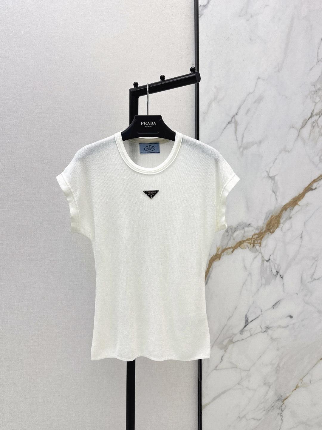 NO:797106,PD 26Ss————The latest spring and summer slim-fitting T-shirt with triangle logo has a delicate and soft texture. It is a classic age-reducing item. The shape is not picky and makes the upper body look slimmer. The perfect item that is a must-have for those who are rich and beautiful. The texture is great. Three colors are available for sale now, sml, tees, t-shirt,19860909PD 26Ss————春夏最新款三角标修身T恤质感细腻软糯 经典减龄单品 版型不挑人上身巨显瘦 白富美必收的完美单品 质感超赞 三色现货发售sml,,tees，t-shirt,,Women's clothing
