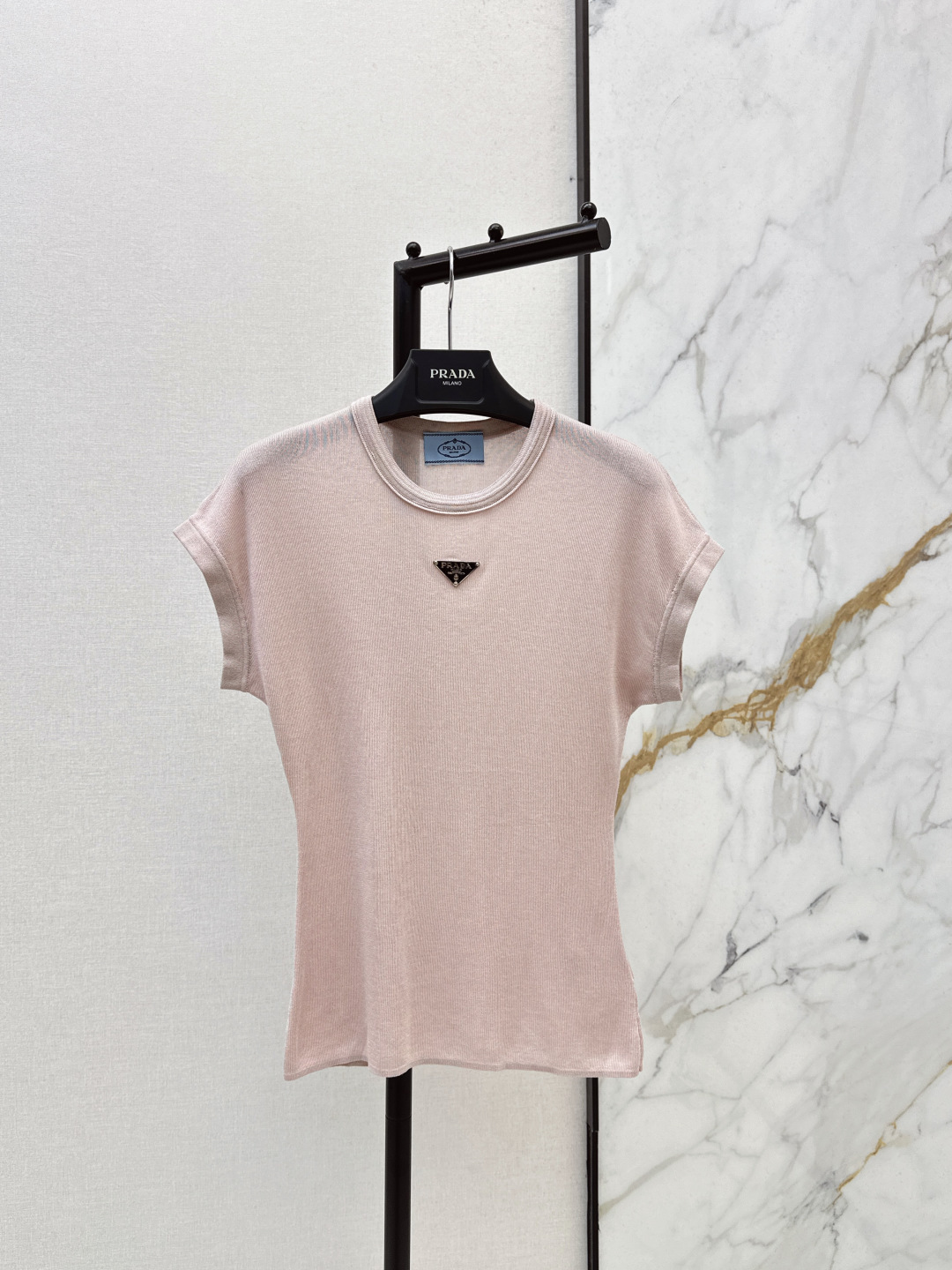 NO:797104,PD 26Ss————The latest spring and summer slim-fitting T-shirt with triangle logo has a delicate and soft texture. It is a classic age-reducing item. The shape is not picky and makes the upper body look slimmer. The perfect item that is a must-have for those who are rich and beautiful. The texture is great. Three colors are available for sale now, sml, tees, t-shirt,19860909PD 26Ss————春夏最新款三角标修身T恤质感细腻软糯 经典减龄单品 版型不挑人上身巨显瘦 白富美必收的完美单品 质感超赞 三色现货发售sml,,tees，t-shirt,,Women's clothing
