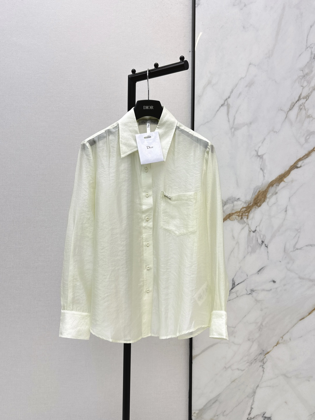 NO:797100,CD 26Ss————The latest hardware-decorated micro-perspective shirt in spring and summer is looming and fashionable. It has a cute style and the version is easy to control. It is full of small details, which is a plus. It is exquisitely made. The inner thread is sewn back and forth. The craft shirt is a great single product and combination. It is fashionable for age reduction and can hold the look well. Two colors are available for sale sml, shirts,19860909CD 26Ss————春夏最新款五金装饰微透视衬衫若隐若现时尚小心机 可A可乖风格,版型属于谁都好驾驭 满满小细节太加分 做工精致 内线来去缝工艺衬衣做为单品和搭配都是杠把子 减龄时尚 好HOLD住造型 两色现货发售sml,,shirts,,Women's clothing