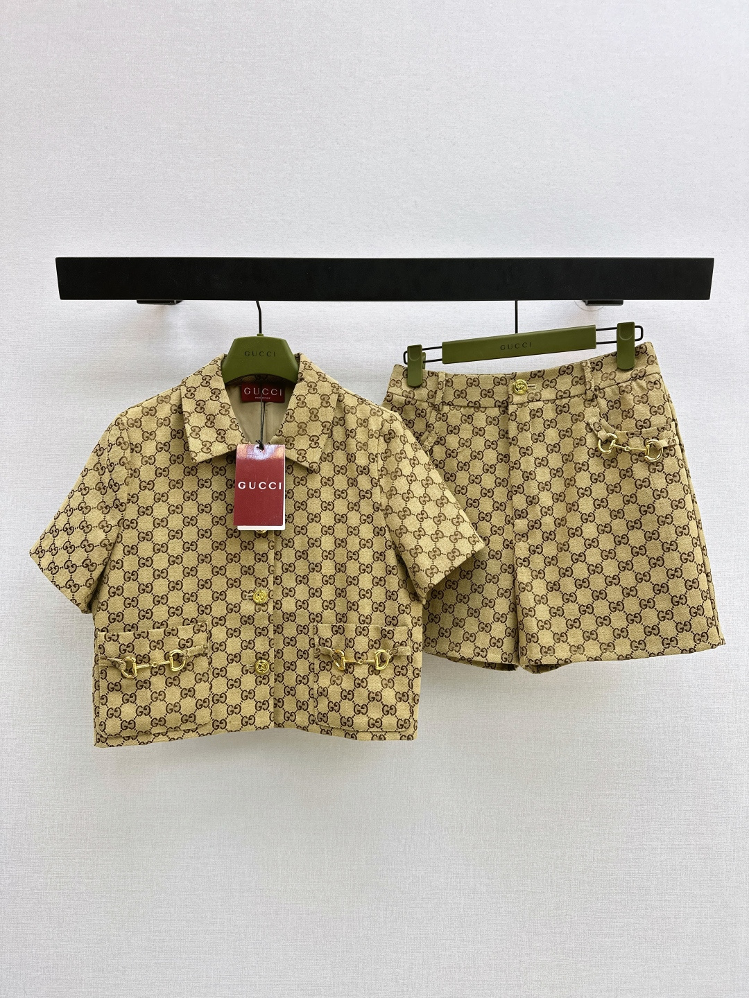 NO:797096,Gu 26Ss————The latest spring and summer logo jacquard suit, I fell in love with the high-end handmade workshop series at first sight. Very high-end imported high-density texture, full-body jacquard fabric. Look at the details carefully. The upper body is very sassy, ​​clean and classy, ​​and enhances the temperament. One set is available for sale in one color. sml,,19860909Gu 26Ss————春夏最新款logo提花套装一眼爱上高级手工坊系列款 非常高级的进口高密度质地 满身提花面料 仔细看细节 上身非常飒 干净有品 提气质 一套出 一色现货发售sml,,,Women's clothing