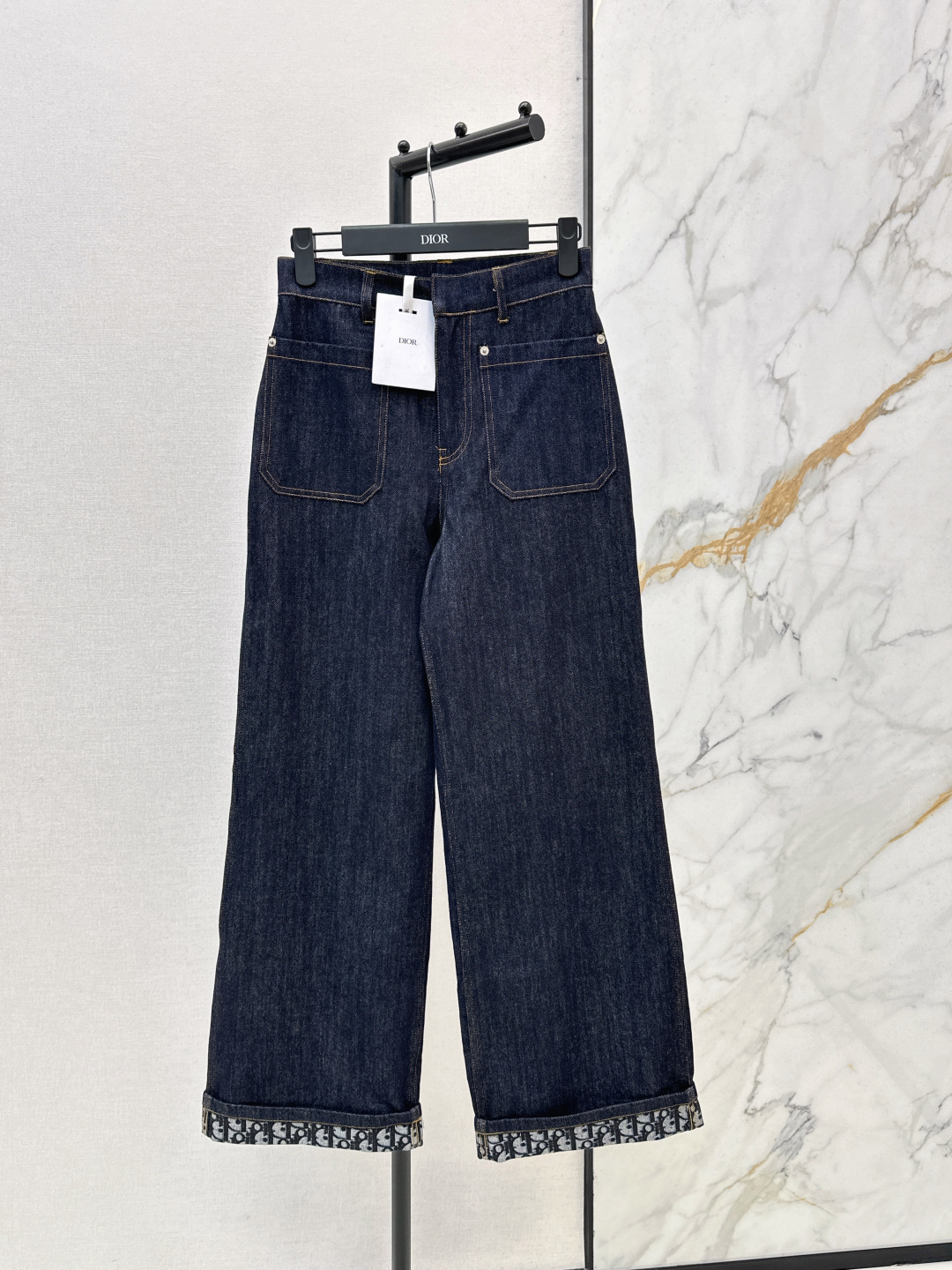NO:797092,CD 26Ss————The latest spring and summer style straight-leg jeans with presbyopic lining and logo, super fashionable new denim jeans. The upper body is cool and sassy in individual tones. The texture is fine and the cotton feels natural. It has a sinewy feel yet is soft. Super beautiful. Recommend a set. Available in one color. sml,,jeans,19860909CD 26Ss————春夏最新款logo老花内里直筒牛仔裤超时髦新款丹宁牛仔 个性色调上身又酷又飒爽 纹理细腻棉感自然 既有筋骨感又不失柔软 超级漂亮 推荐一套搭配 一色现货发售 sml,,jeans,,Women's clothing
