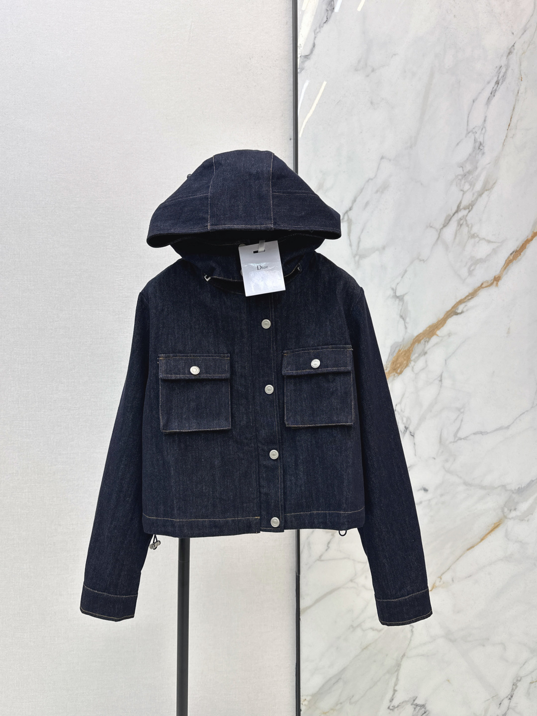 NO:797109,CD 26Ss————The latest spring and summer style straight denim jacket with logo presbyopia lining, super fashionable new denim denim. The upper body is cool and sassy with a unique color tone. The texture is fine and the cotton feels natural. It has a sinewy feel yet is soft. Super beautiful. Recommend a set. Available in one color. sml,,jackets & coats,19860909CD 26Ss————春夏最新款logo老花内里直筒牛仔外套超时髦新款丹宁牛仔 个性色调上身又酷又飒爽 纹理细腻棉感自然 既有筋骨感又不失柔软 超级漂亮 推荐一套搭配 一色现货发售 sml,,jackets & coats,,Women's clothing