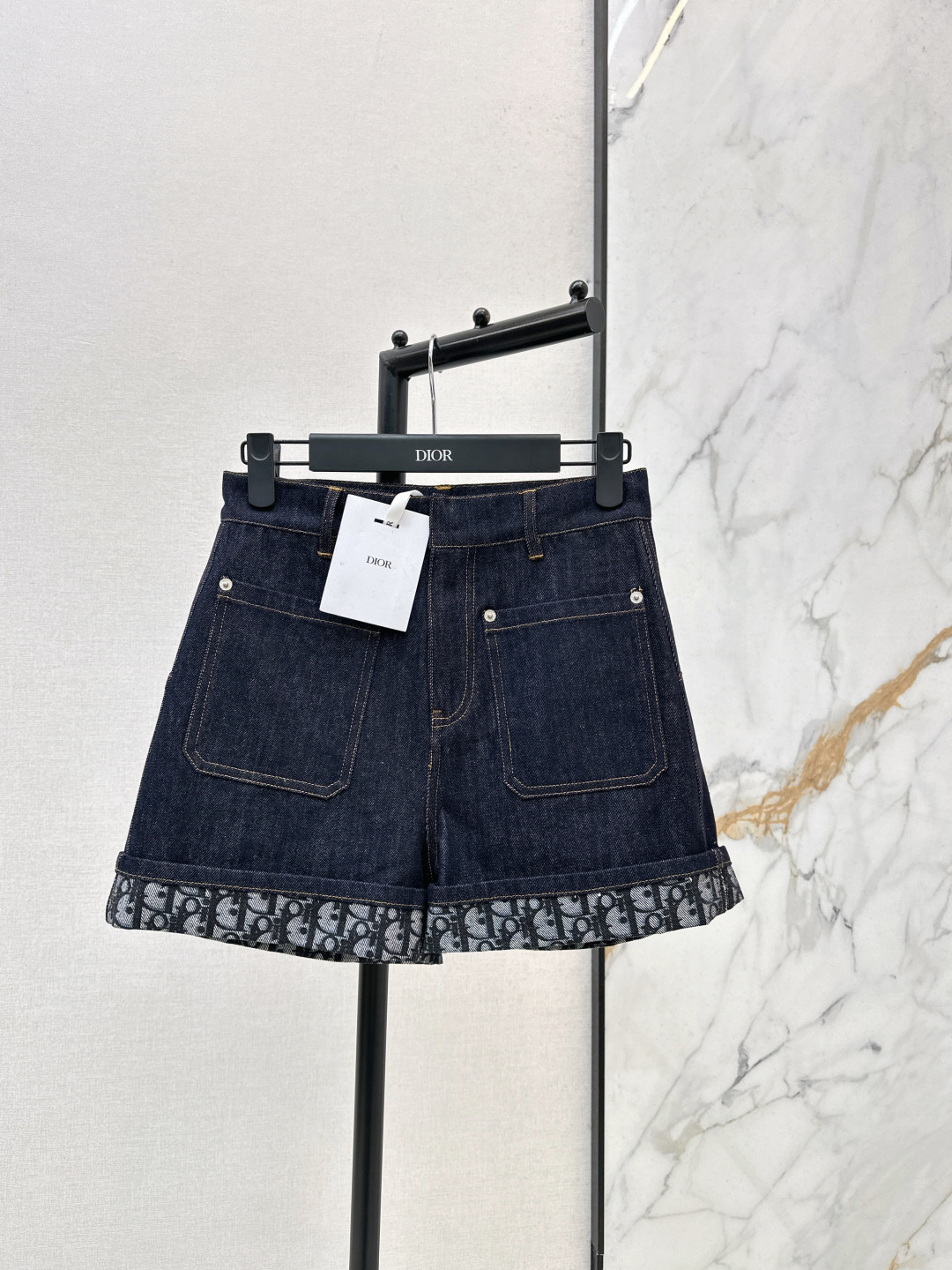 NO:797107,CD 26Ss————Latest spring and summer style straight-leg denim shorts with logo presbyopia lining, super fashionable new denim denim, unique color tones on the upper body, cool and sassy, ​​fine texture, natural cotton feel, sinewy yet soft, super beautiful, recommended as a set, available in one color, sml,,shorts,19860909CD 26Ss————春夏最新款logo老花内里直筒牛仔短裤超时髦新款丹宁牛仔 个性色调上身又酷又飒爽 纹理细腻棉感自然 既有筋骨感又不失柔软 超级漂亮 推荐一套搭配 一色现货发售 sml,,shorts,,Women's clothing