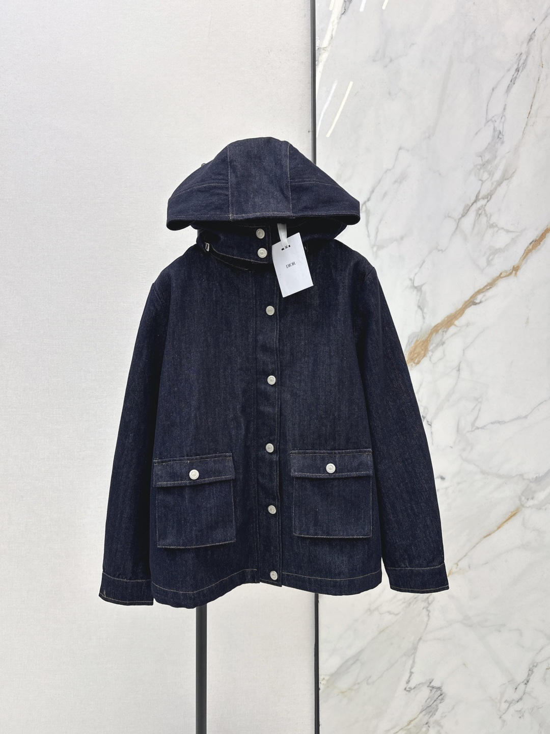 NO:797105,CD 26Ss————The latest spring and summer style straight denim jacket with logo presbyopia lining, super fashionable new denim denim. The upper body is cool and sassy with a unique color tone. The texture is fine and the cotton feels natural. It has a sinewy feel yet is soft. Super beautiful. Recommend a set. Available in one color. sml,,jackets & coats,19860909CD 26Ss————春夏最新款logo老花内里直筒牛仔外套超时髦新款丹宁牛仔 个性色调上身又酷又飒爽 纹理细腻棉感自然 既有筋骨感又不失柔软 超级漂亮 推荐一套搭配 一色现货发售 sml,,jackets & coats,,Women's clothing