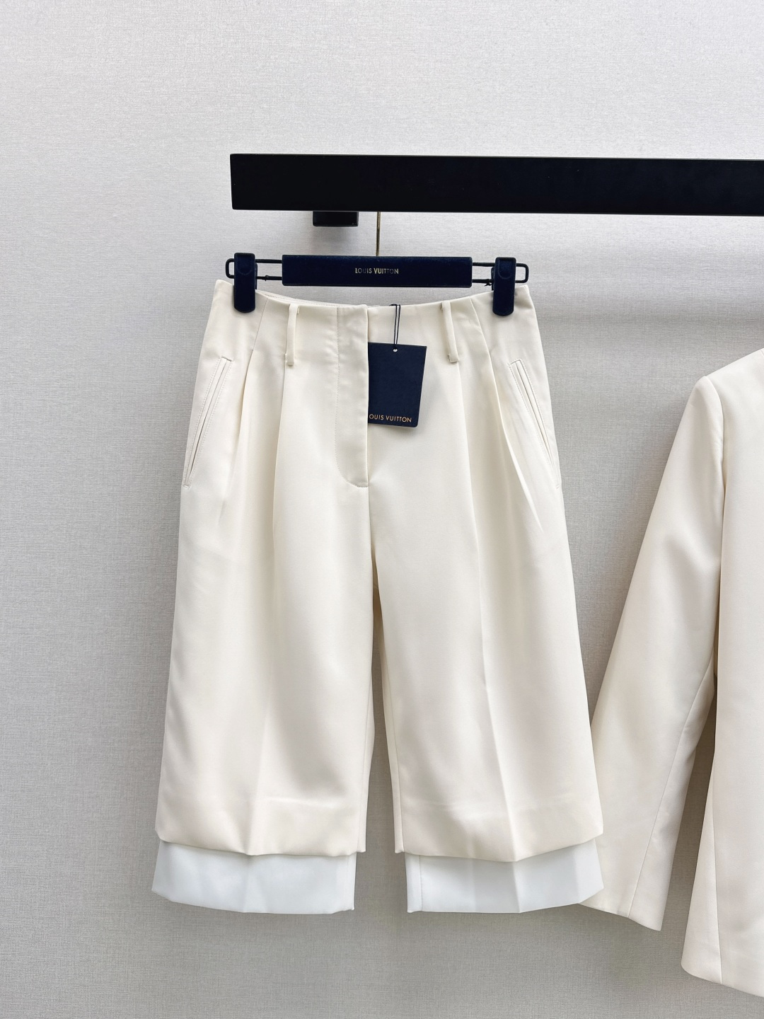 NO:797101,L's 26Ss - the latest simple and elegant suit set for spring and summer. Very high-end imported texture. Pay close attention to the details. The color is super correct and the upper body is very cool. Clean and classy. It enhances the temperament~~ It is completely in accordance with the level of high-end ready-to-wear. It is impossible not to love it. The temperament MM must buy it. Developed in one color. Ready for sale smlxl, louis vuitton, business suit,19860909L家 26Ss————春夏最新款简洁大气的西装套装 非常高级的进口质地 仔细看细节 颜色超正上身非常飒爽 干净有品 提气质~~完全按照高定成衣水准 无法不爱 气质MM必入 一色分开发 现货发售smlxl,,louis vuitton,business suit,,Women's clothing